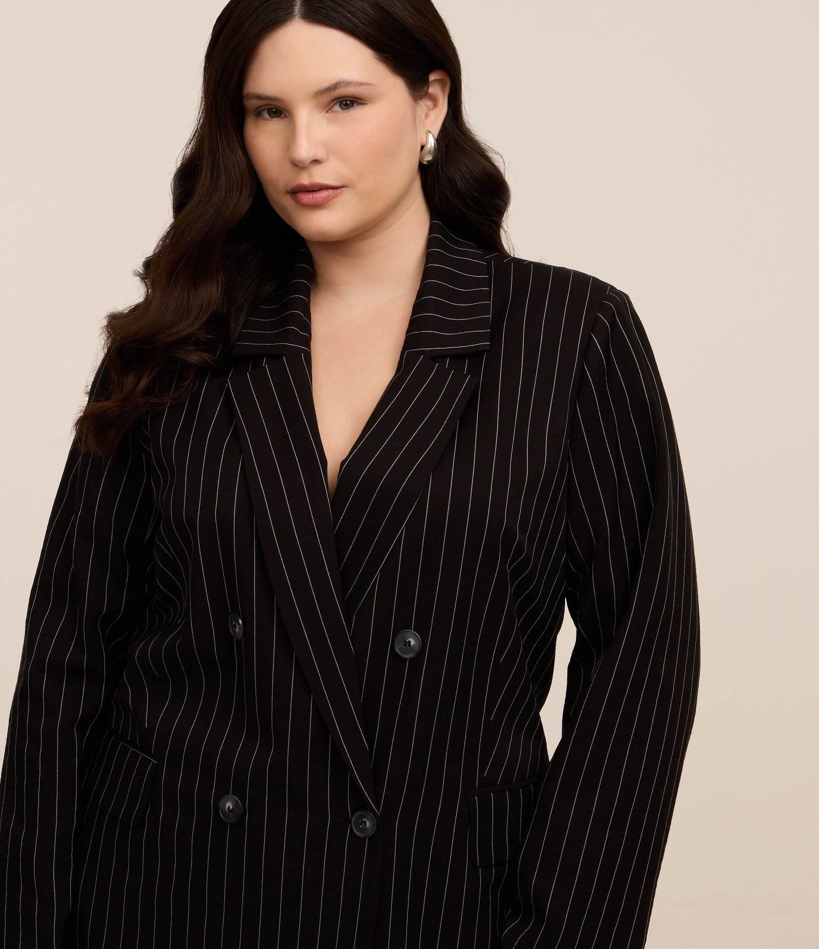 Blazer Alfaiataria com Risca de Giz Curve & Plus Size Preto 1