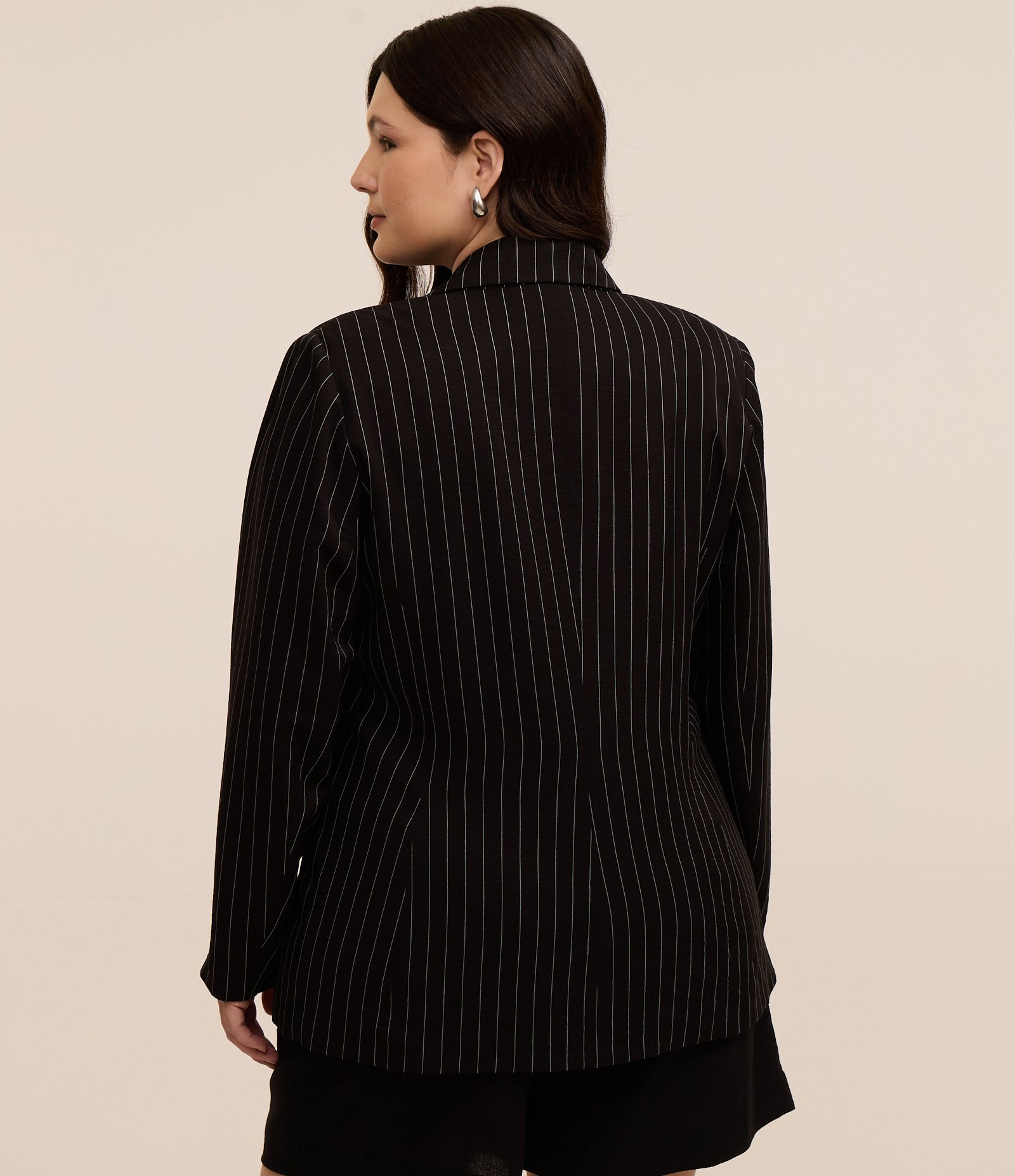 Blazer Alfaiataria com Risca de Giz Curve & Plus Size Preto 4