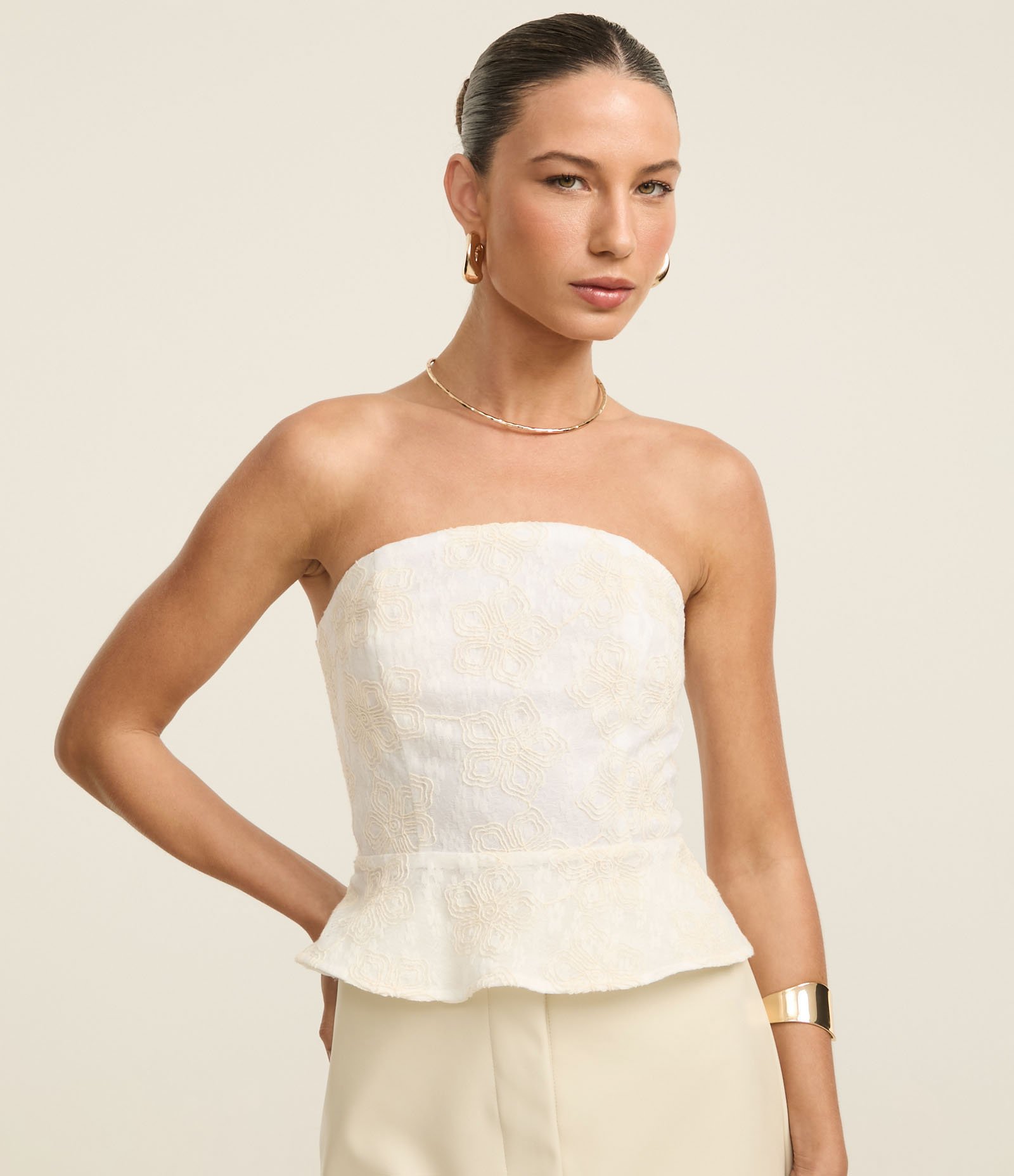 Blusa Peplum Sem Alça em Crepe com Bordado Floral Off White 1