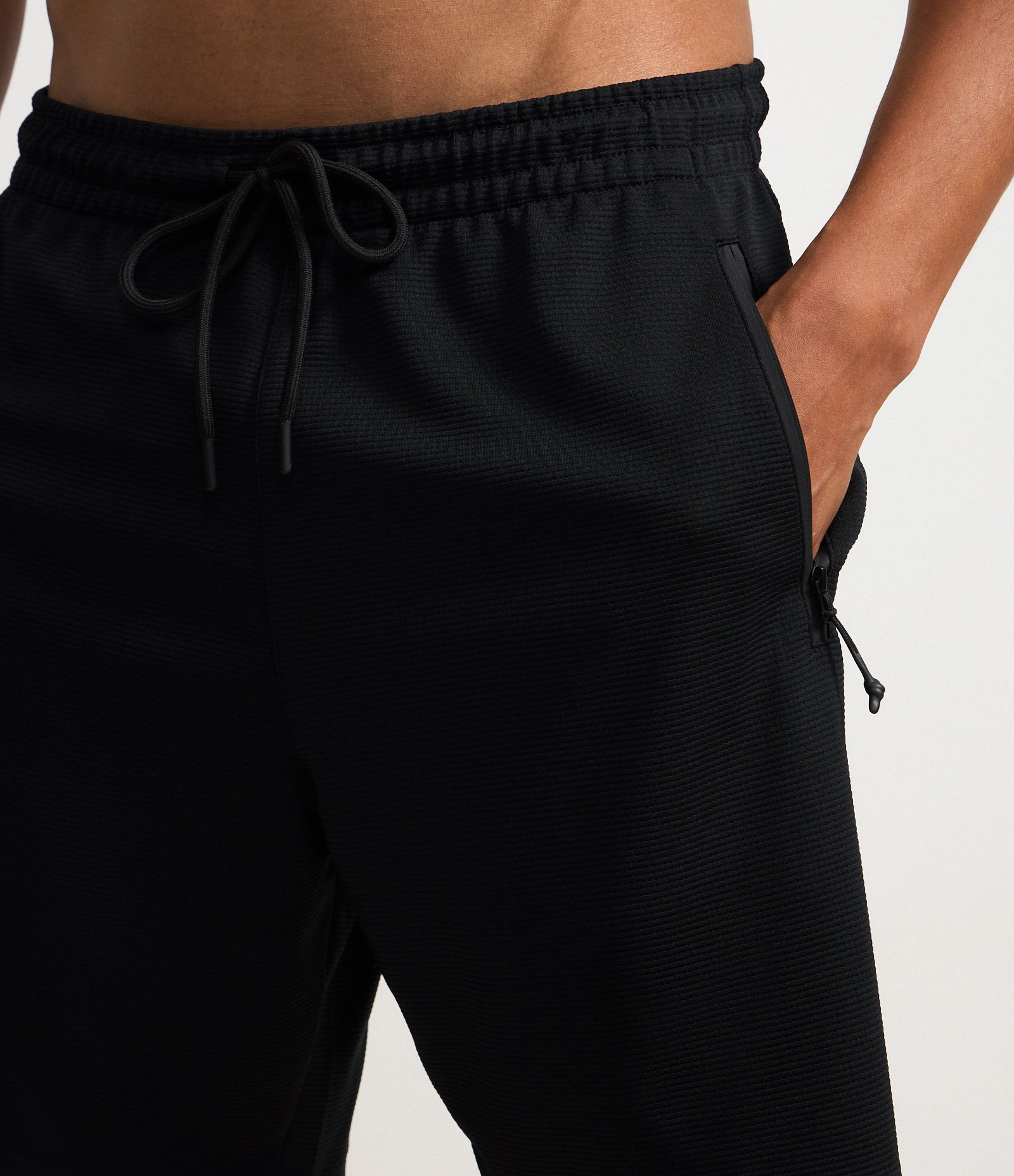 Bermuda Esportiva Texturizada com Cós Elástico e Zíper no Bolso Preto 4