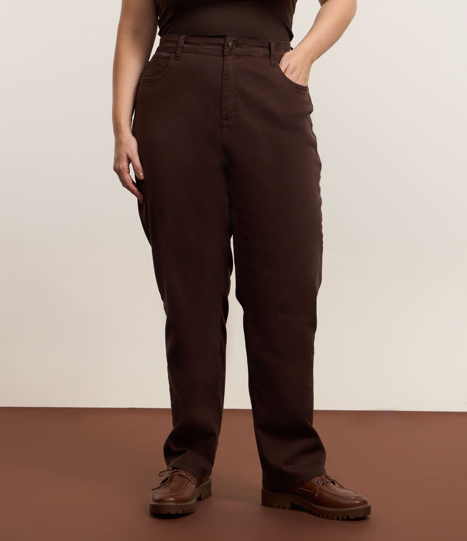 Calça Reta em Sarja com Efeito Veludo Curve & Plus Size Marrom 2