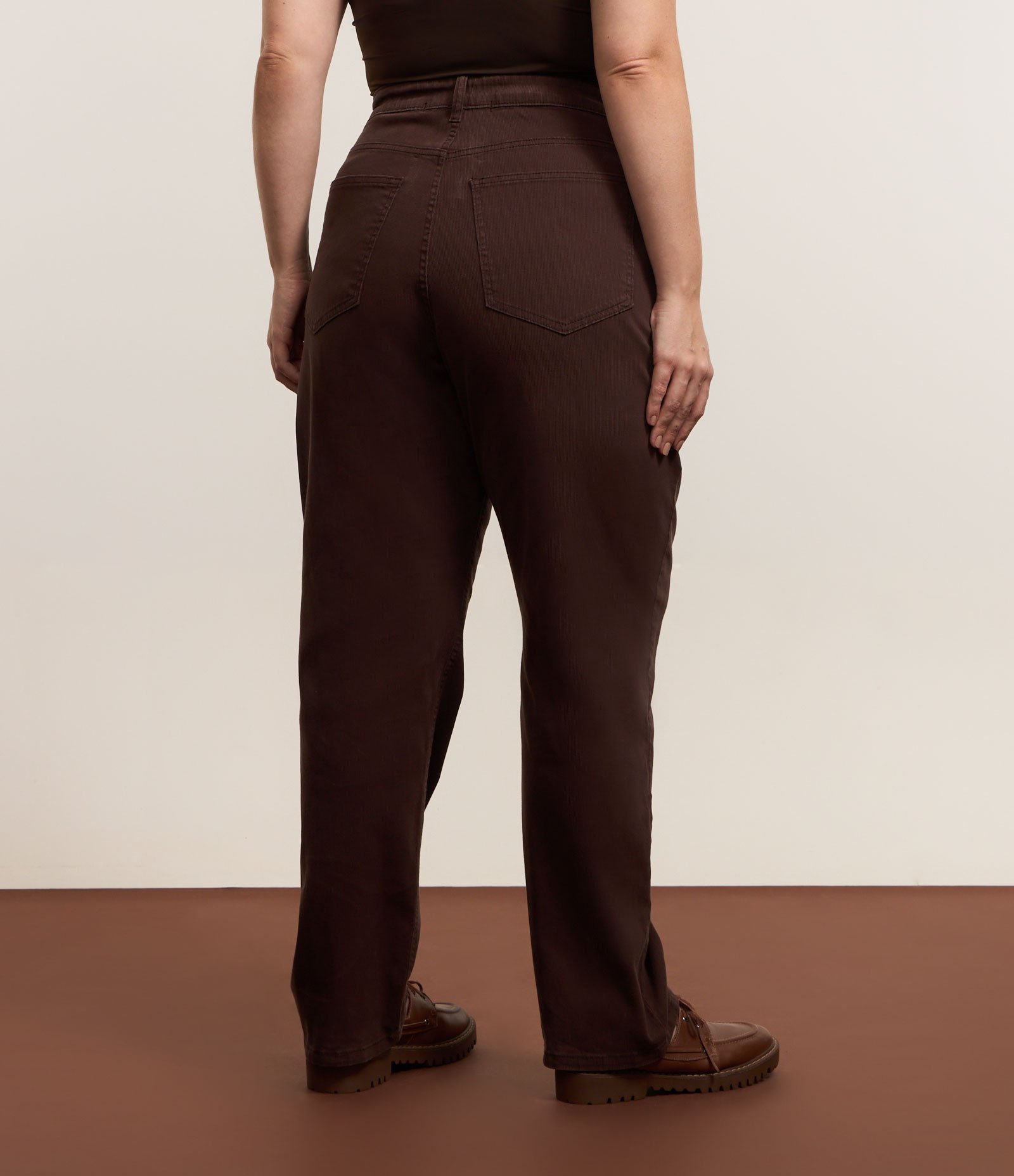 Calça Reta em Sarja com Efeito Veludo Curve & Plus Size Marrom 3