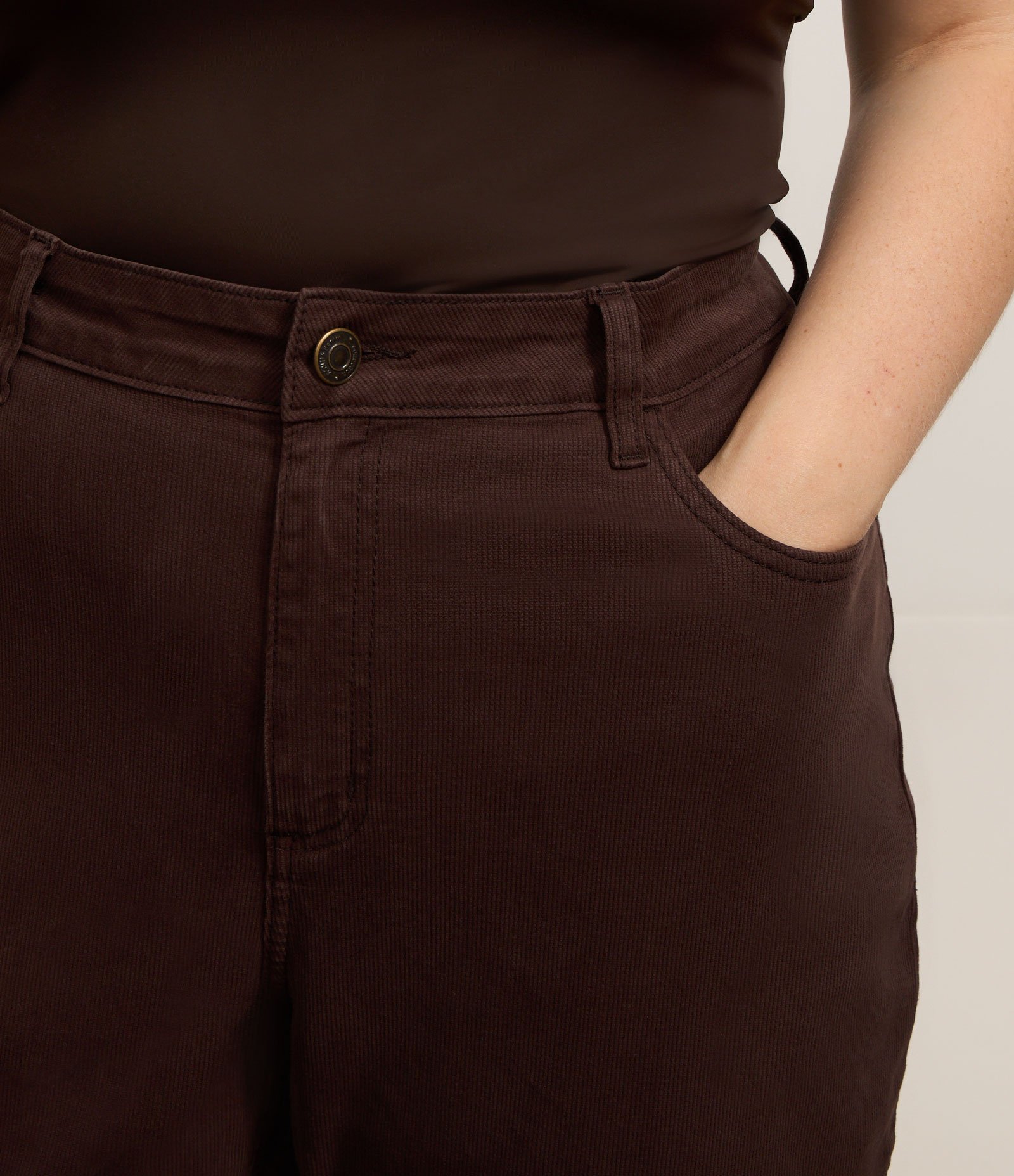 Calça Reta em Sarja com Efeito Veludo Curve & Plus Size Marrom 4