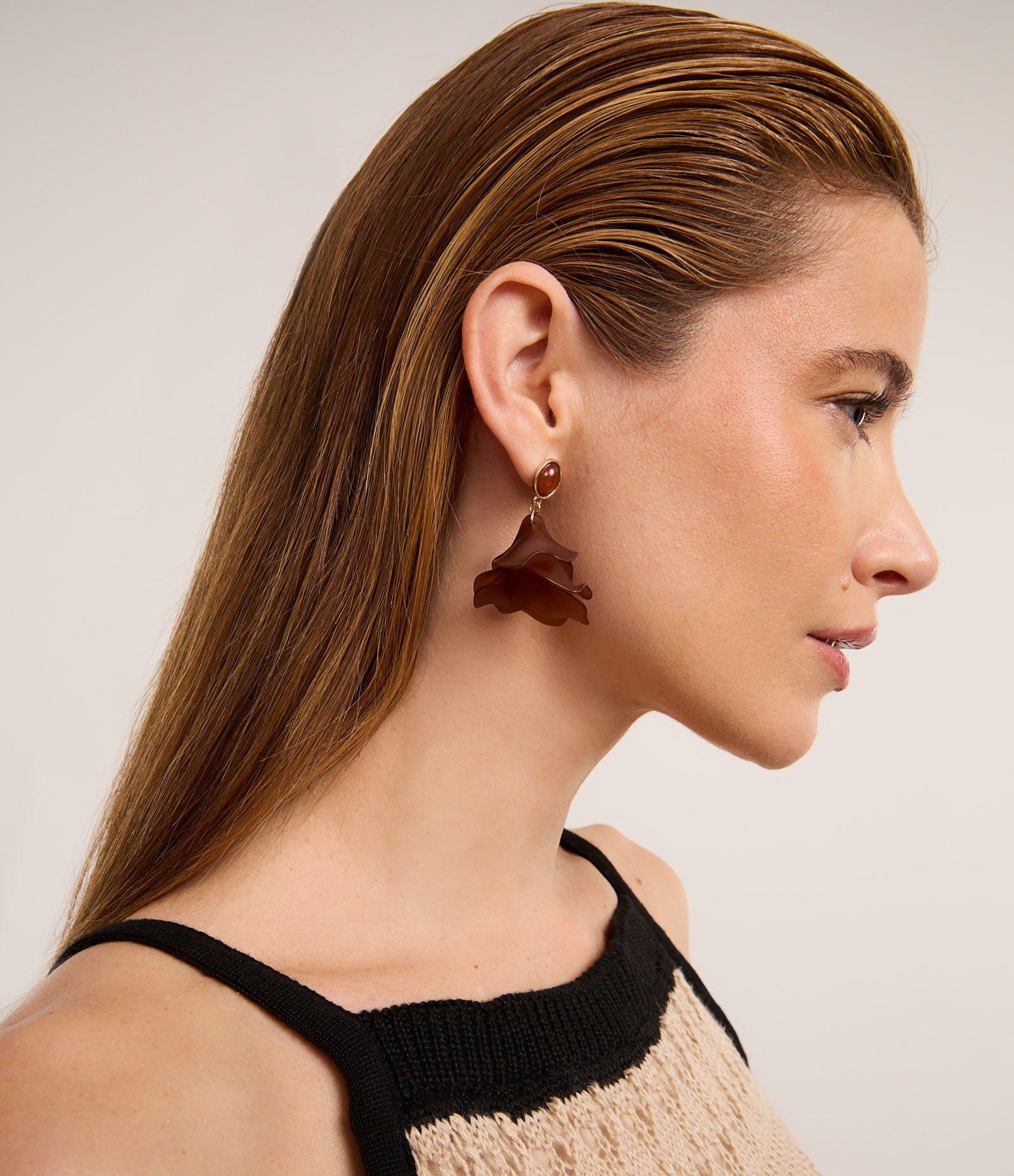 Brinco Médio com Pétalas de Resina Marrom 4