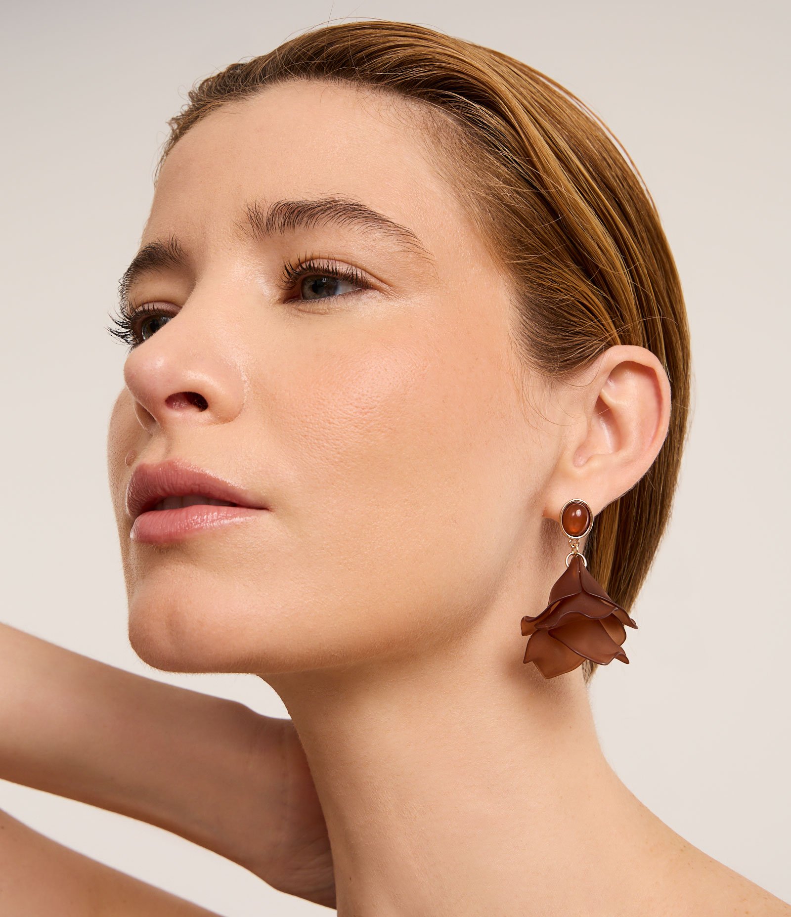 Brinco Médio com Pétalas de Resina Marrom 1