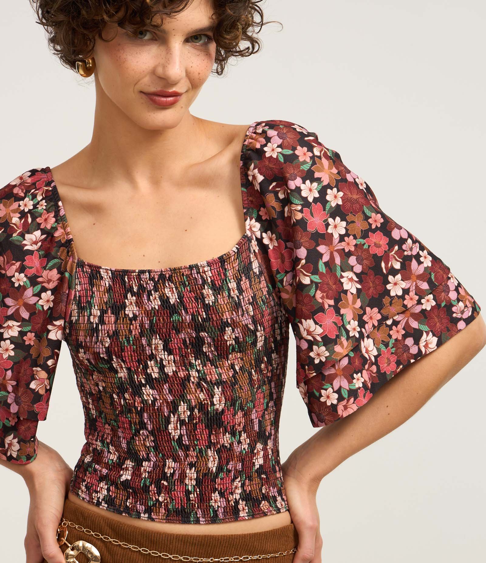 Blusa Ombro a Ombro com Detalhe Duplo na Manga e Estampa Floral Vermelho/ Preto 3