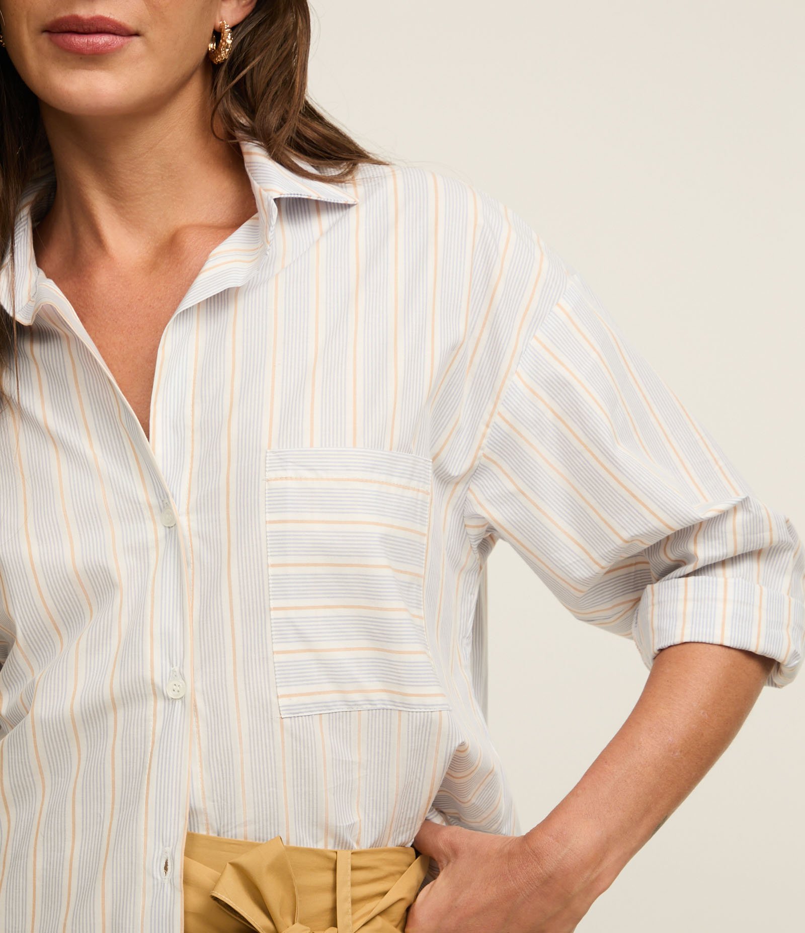 Camisa Listrada em Tricoline com Bolso no Peito Cinza 3