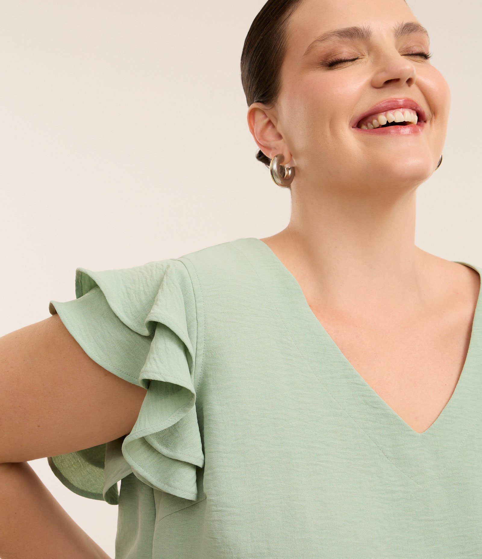 Blusa em Crepe com Babado Duplo no Ombro Curve & Plus Size 1