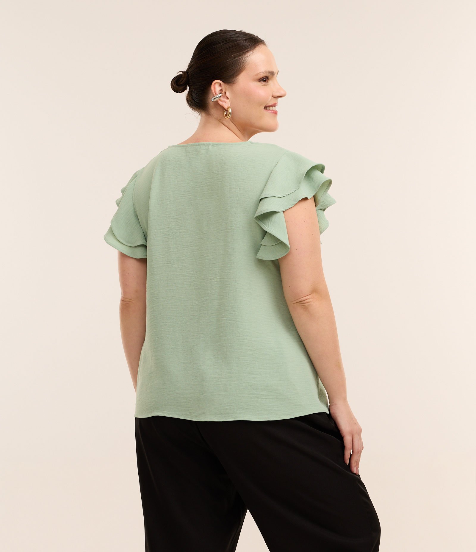 Blusa em Crepe com Babado Duplo no Ombro Curve & Plus Size 3