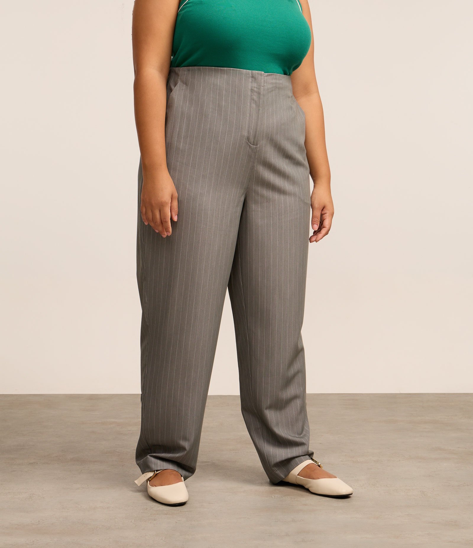 Calça Cenoura Alfaiatada com Risca de Giz Curve & Plus Size Cinza 2