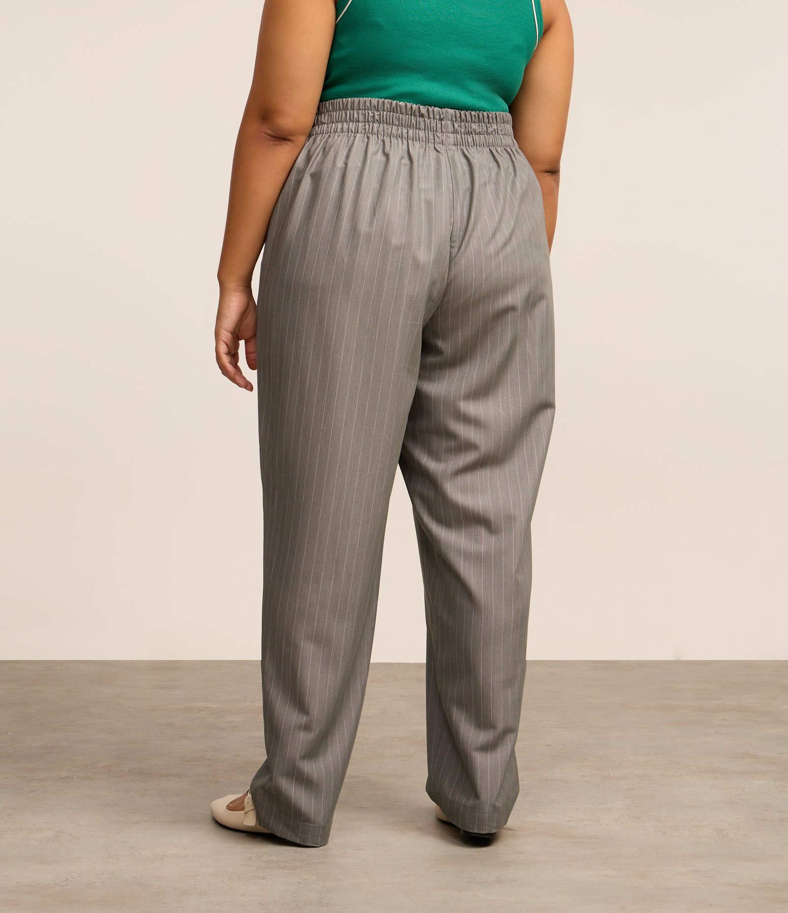 Calça Cenoura Alfaiatada com Risca de Giz Curve & Plus Size Cinza 3