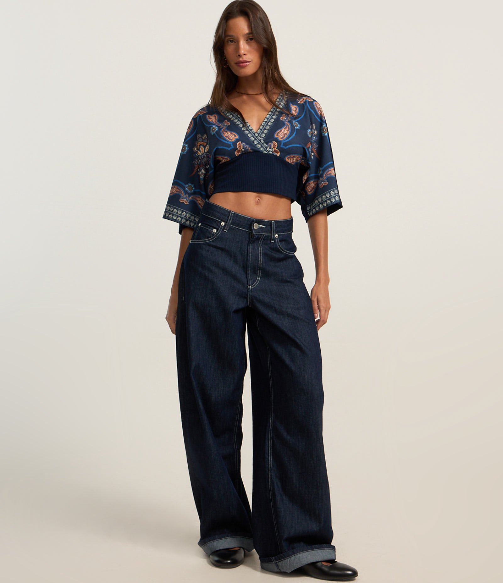 Blusa Cropped Texturizada com Decote Transpassado e Estampa Paisley Azul Marinho 2