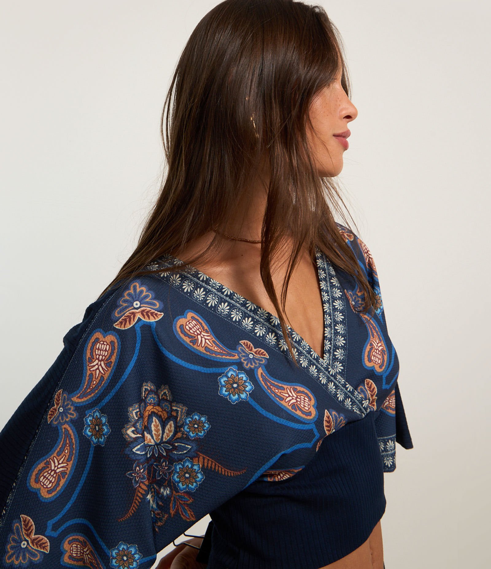 Blusa Cropped Texturizada com Decote Transpassado e Estampa Paisley Azul Marinho 3