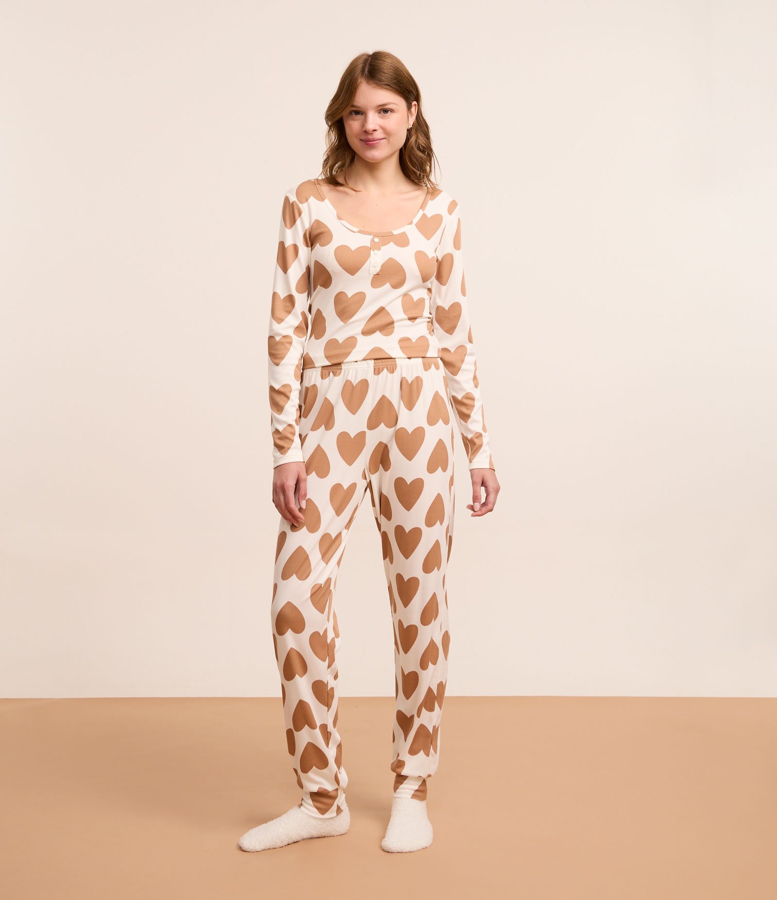 Pijama Longo Canelado com Estampa de Corações Bege 1