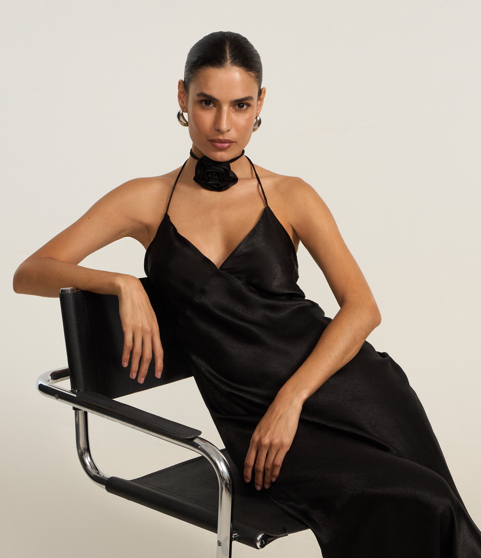 Vestido Longo em Cetim Frente Única com Flor no Pescoço Preto 2