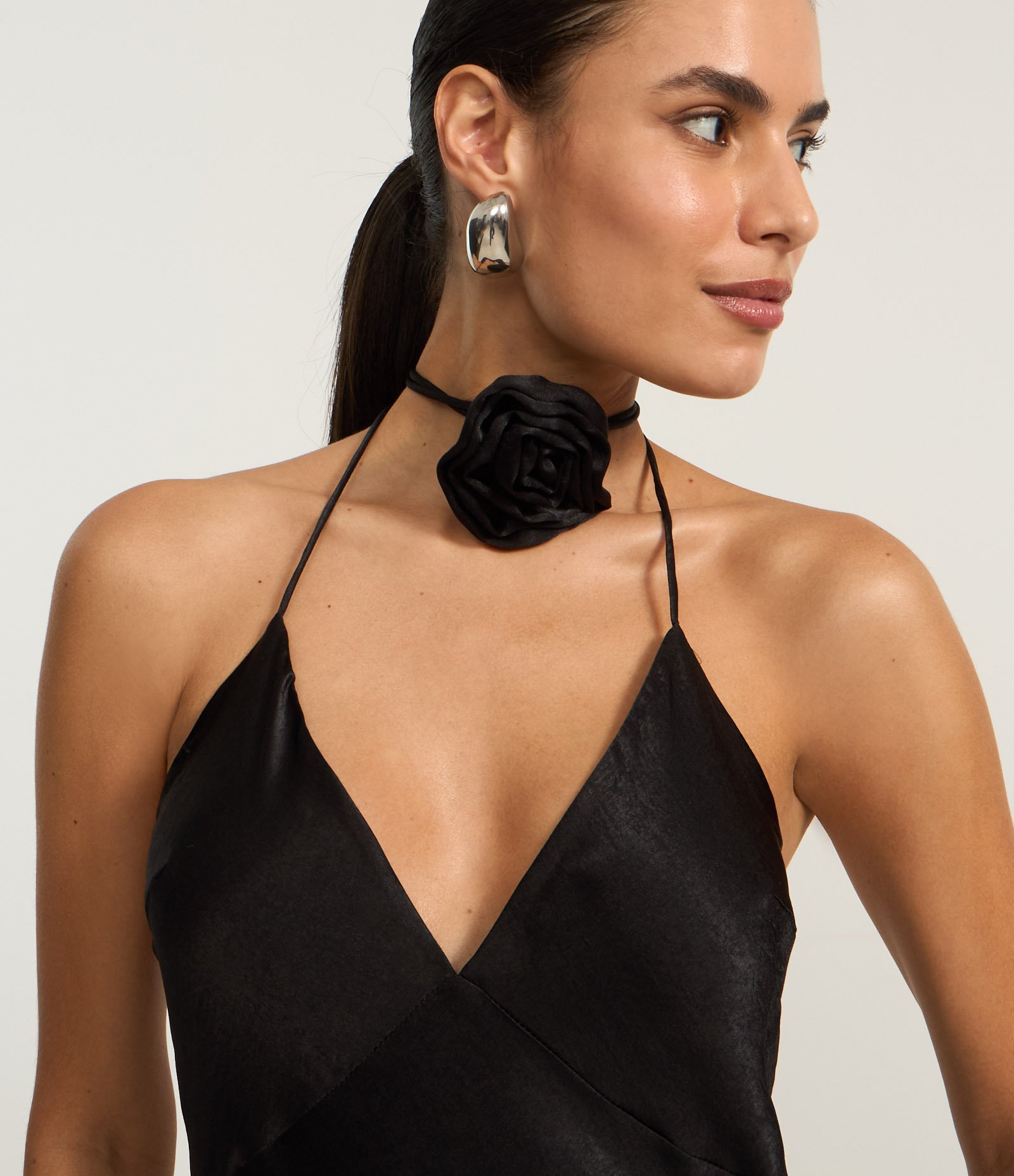 Vestido Longo em Cetim Frente Única com Flor no Pescoço Preto 3