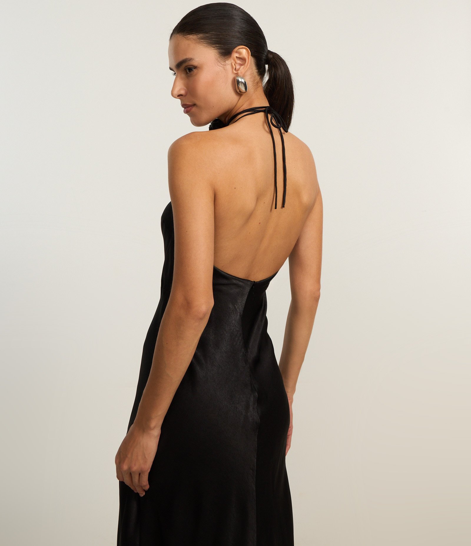 Vestido Longo em Cetim Frente Única com Flor no Pescoço Preto 4