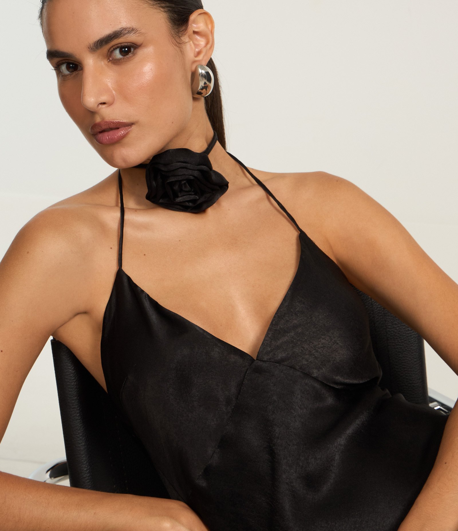 Vestido Longo em Cetim Frente Única com Flor no Pescoço Preto 5