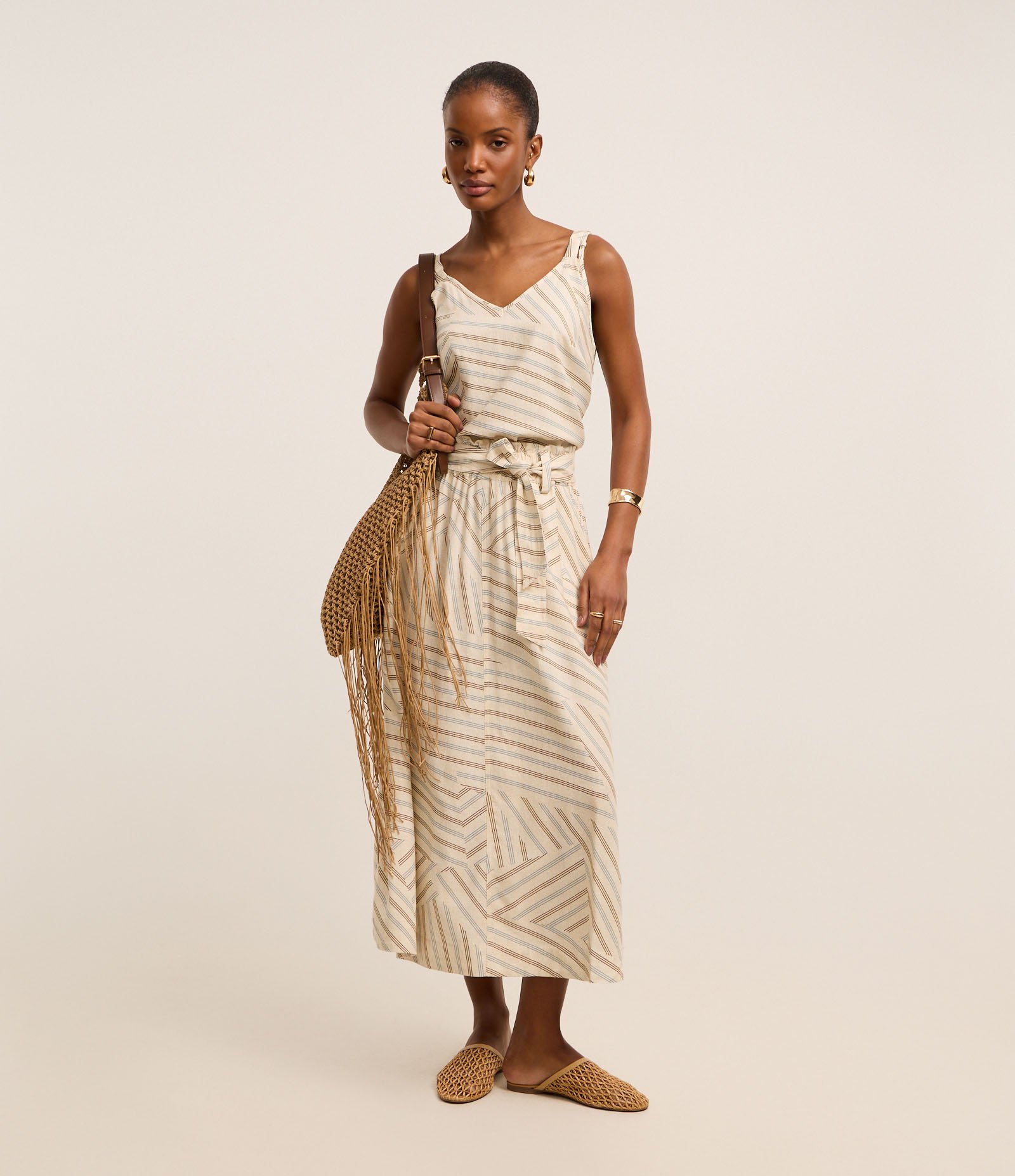 Blusa em Viscolinho com Recortes e Listras Diagonais Bege 2