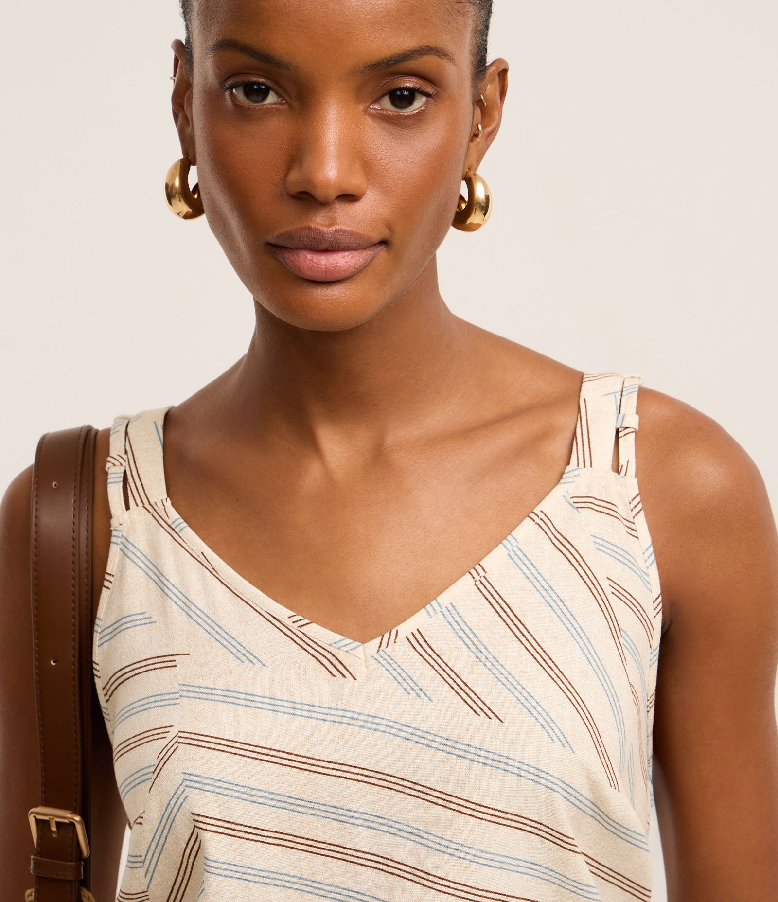 Blusa em Viscolinho com Recortes e Listras Diagonais Bege 3