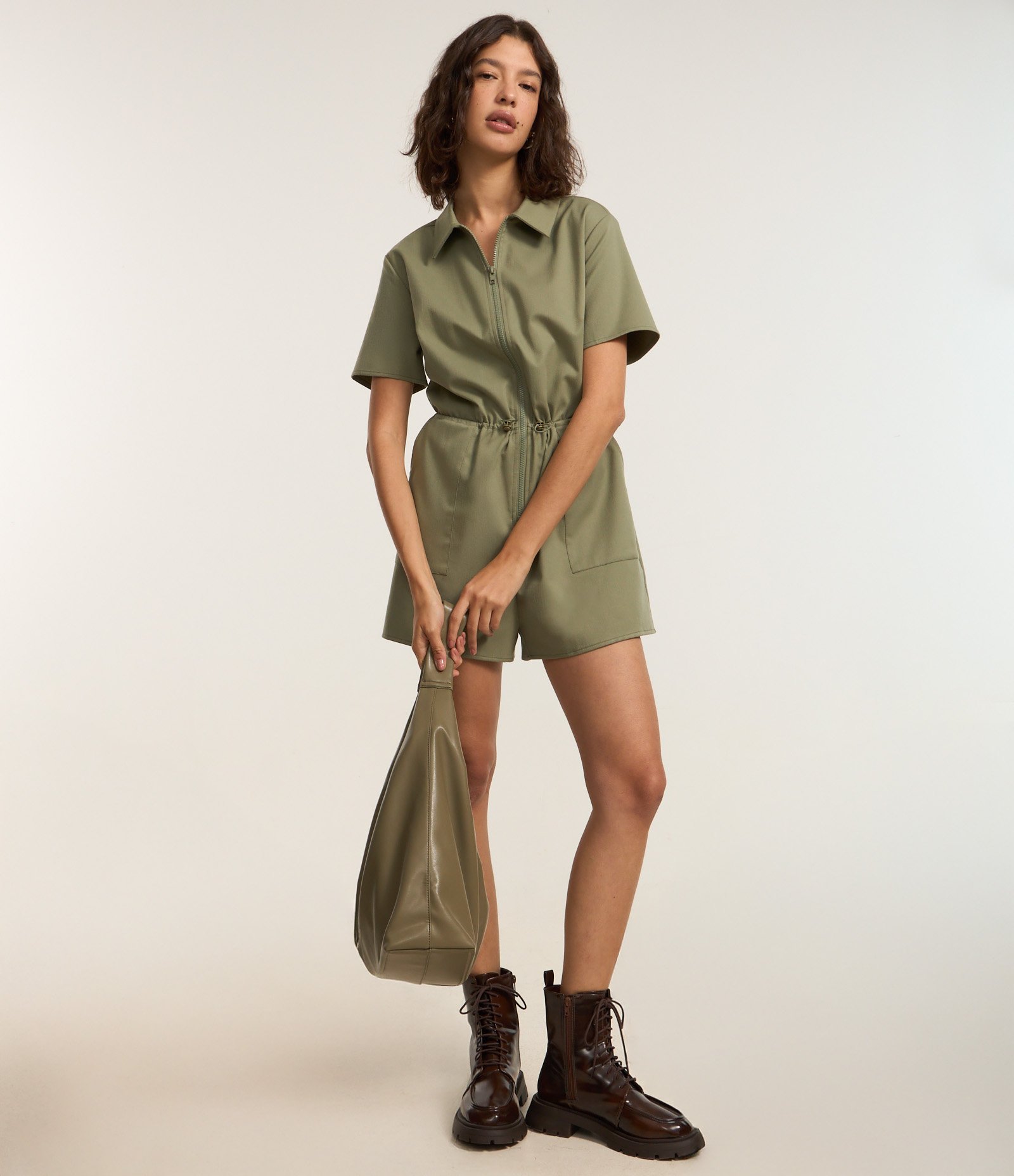 Macaquinho Viscose com Zíper Tratorado e Puxadores na Cintura Verde 3