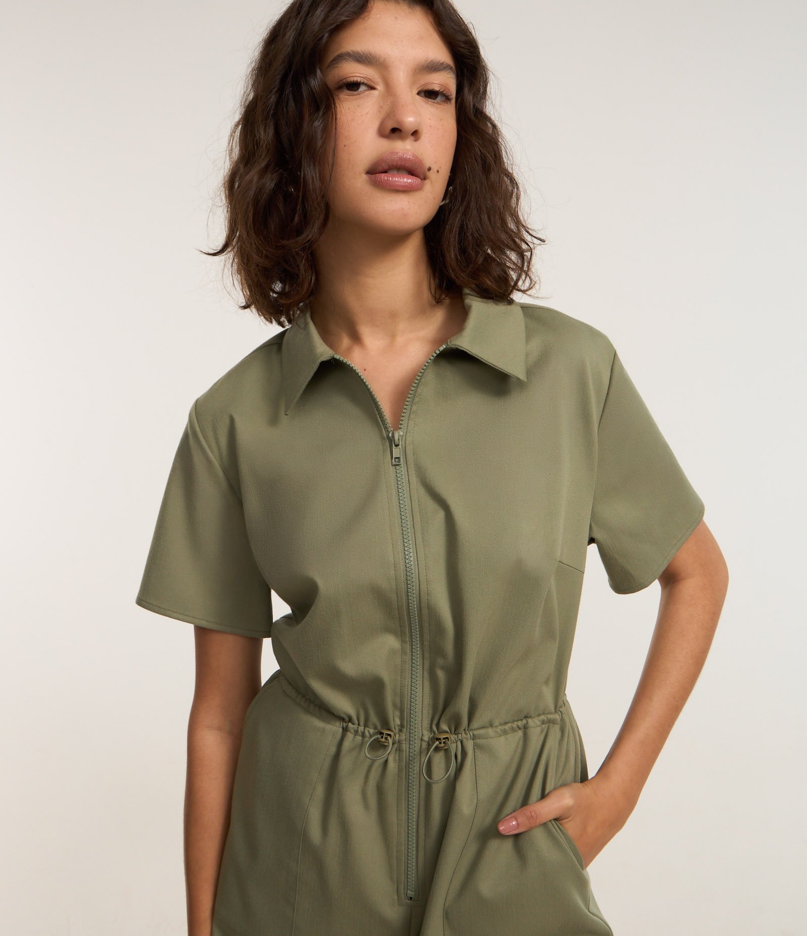 Macaquinho Viscose com Zíper Tratorado e Puxadores na Cintura Verde 4