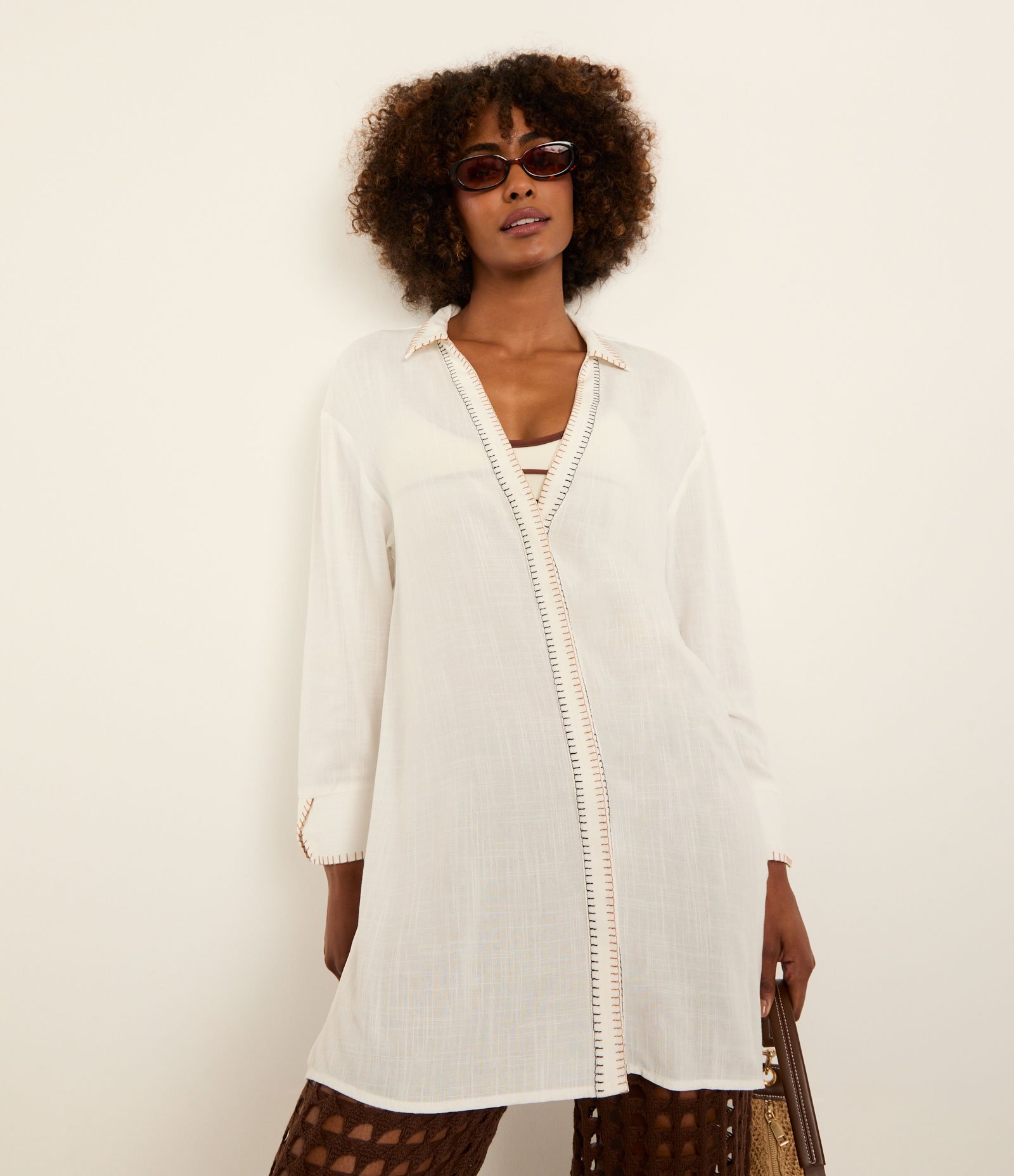 Saída de Praia Camisa em Viscose Texturizada com Pesponto Contrastante Branco 1