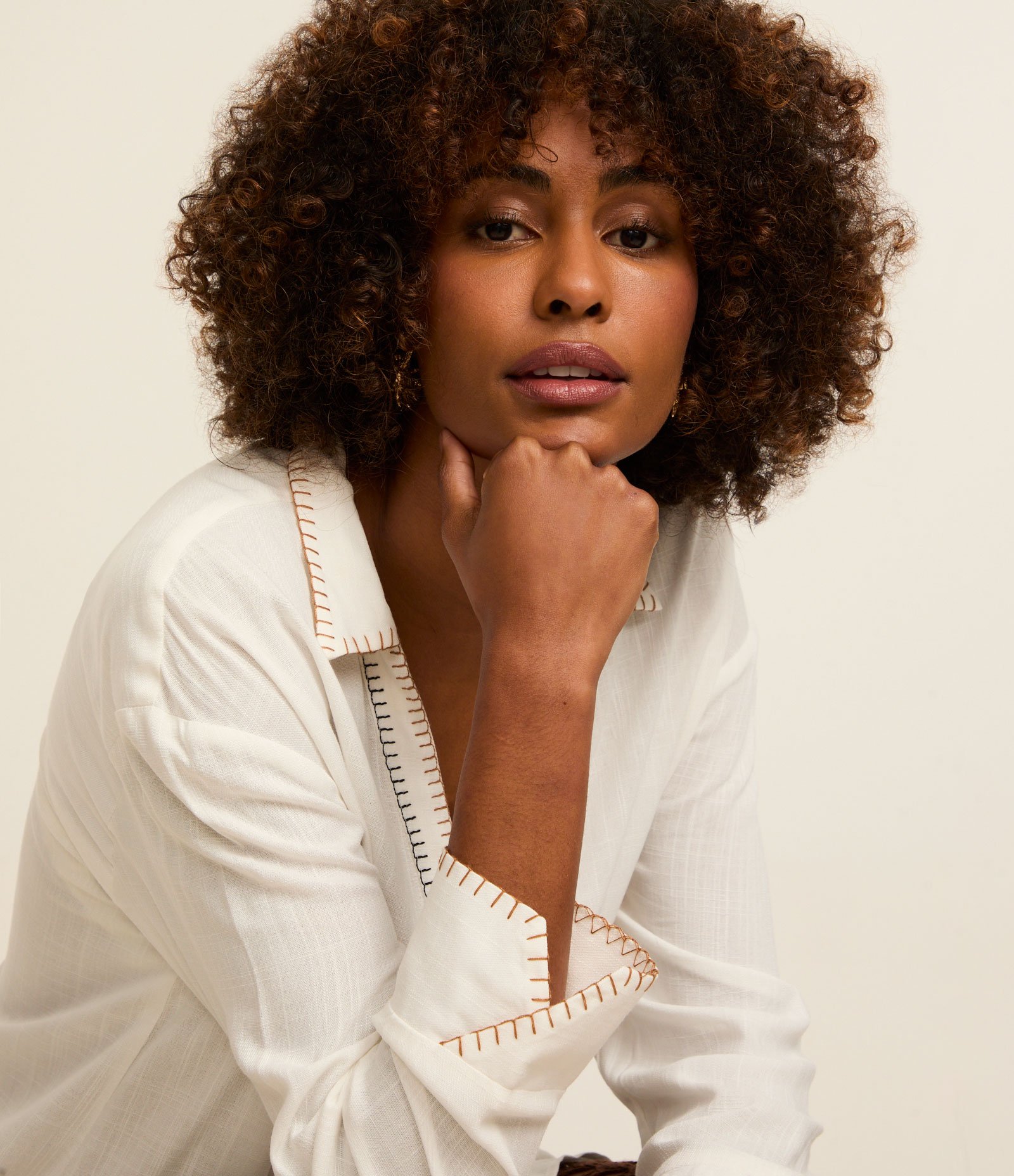 Saída de Praia Camisa em Viscose Texturizada com Pesponto Contrastante Branco 2