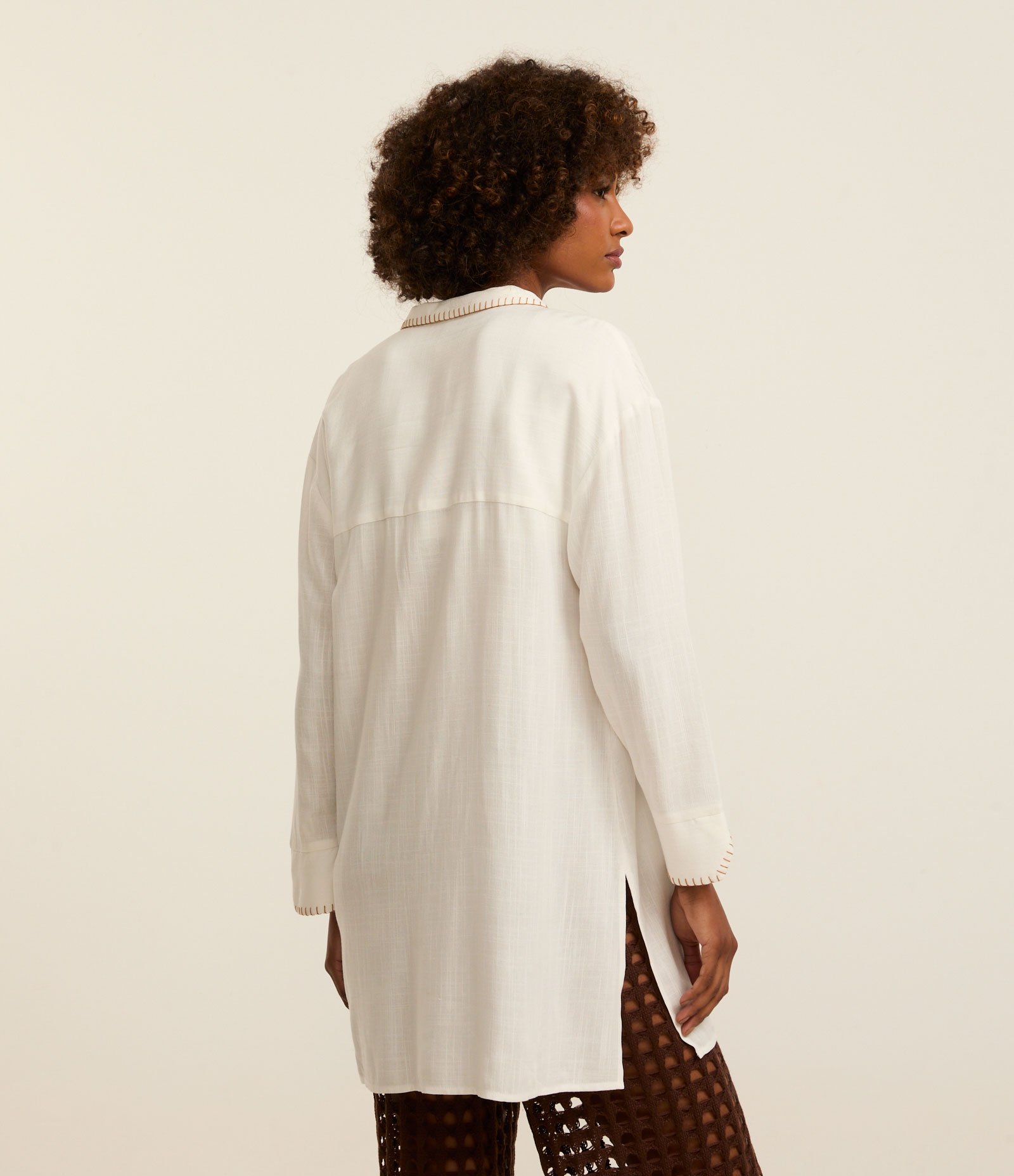 Saída de Praia Camisa em Viscose Texturizada com Pesponto Contrastante Branco 3