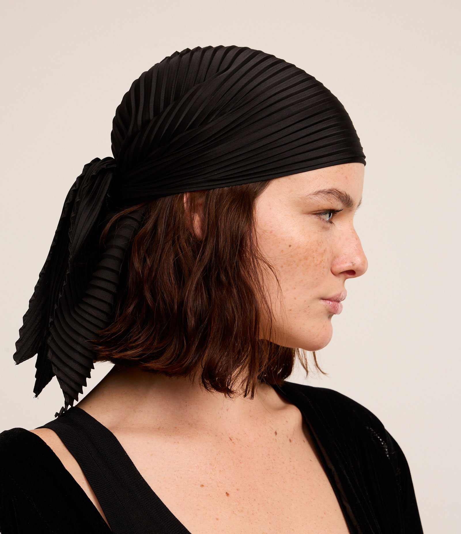 Lenço Acetinado Plissado Preto 4