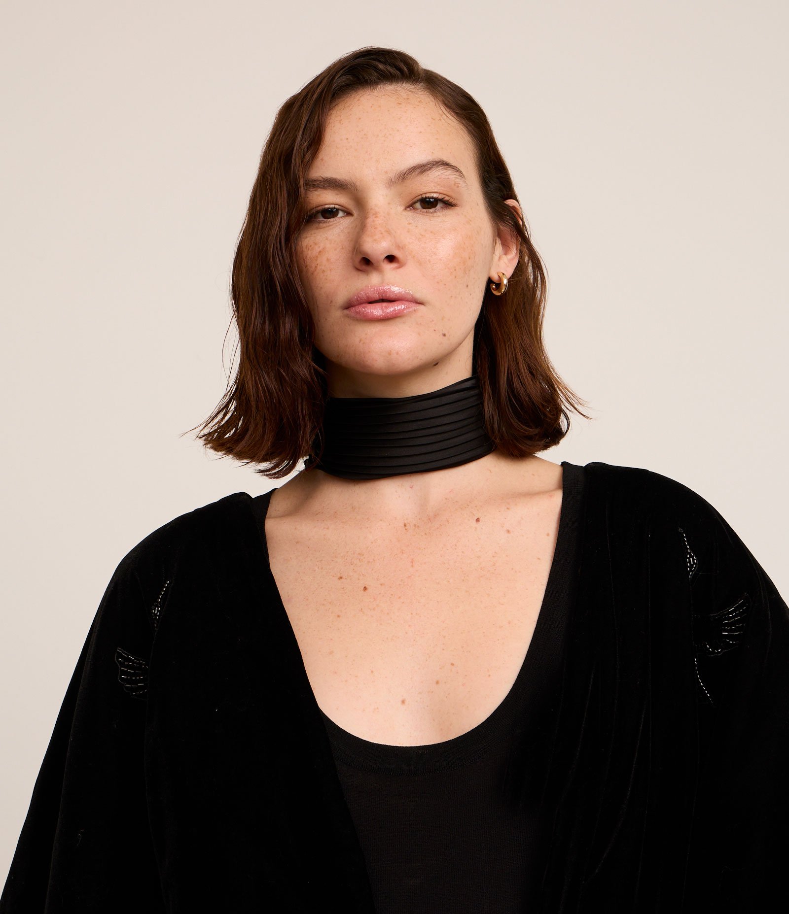 Lenço Acetinado Plissado Preto 1