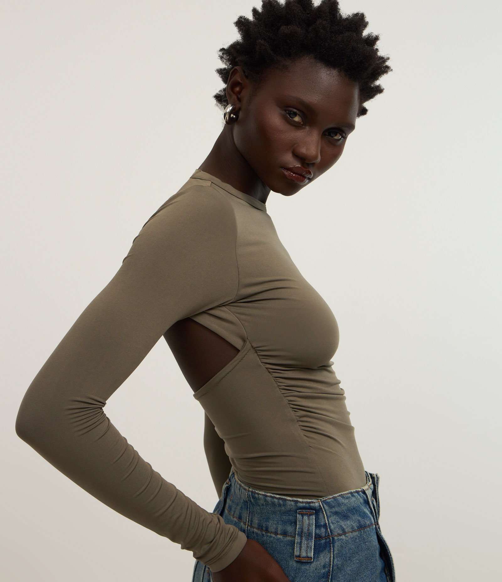 Body em Malha com Decote Costas e Detalhes Franzidos na Cintura Verde Acinzentado 1