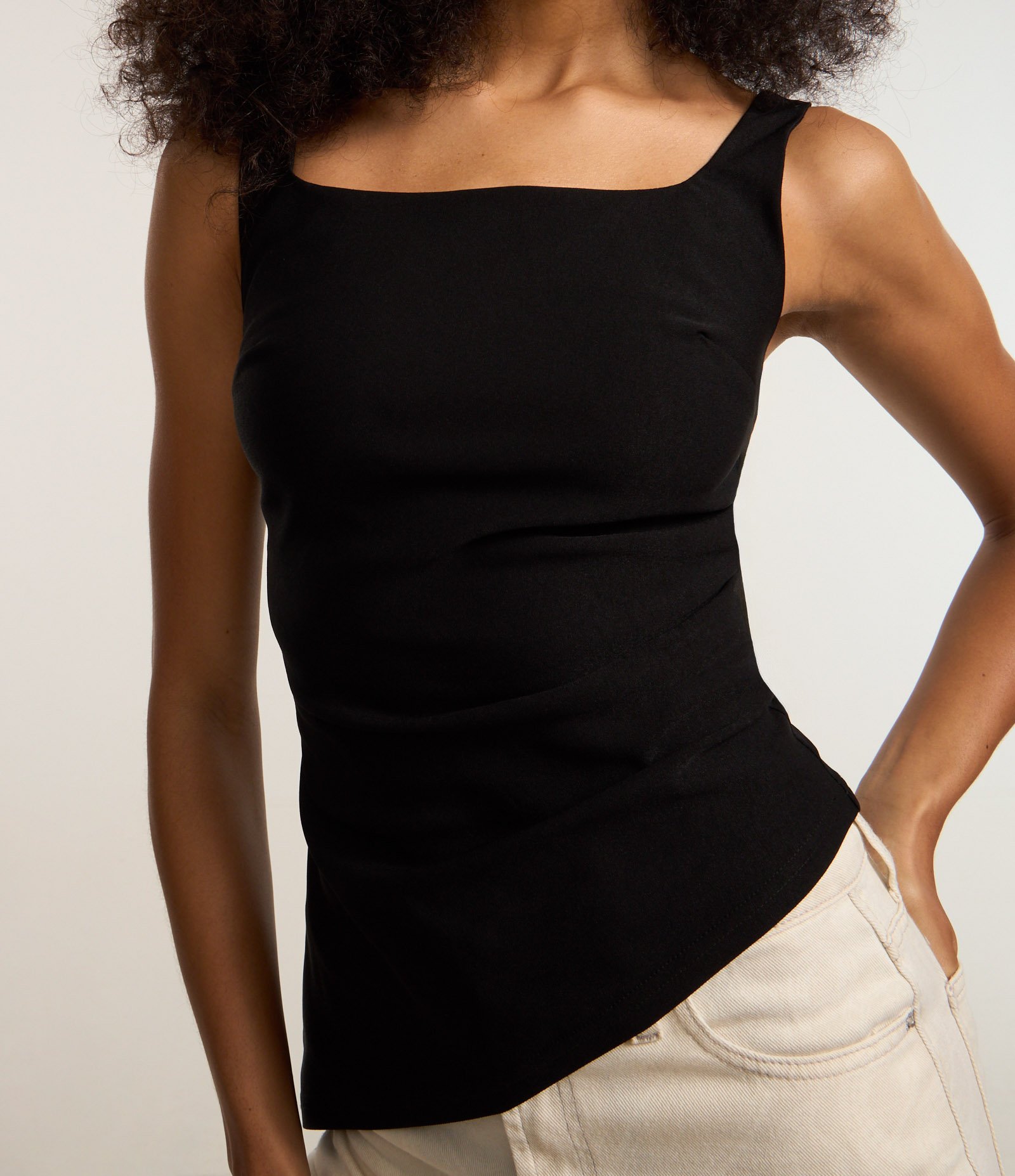 Blusa em Bengaline com Barra Assimétrica Preto 4