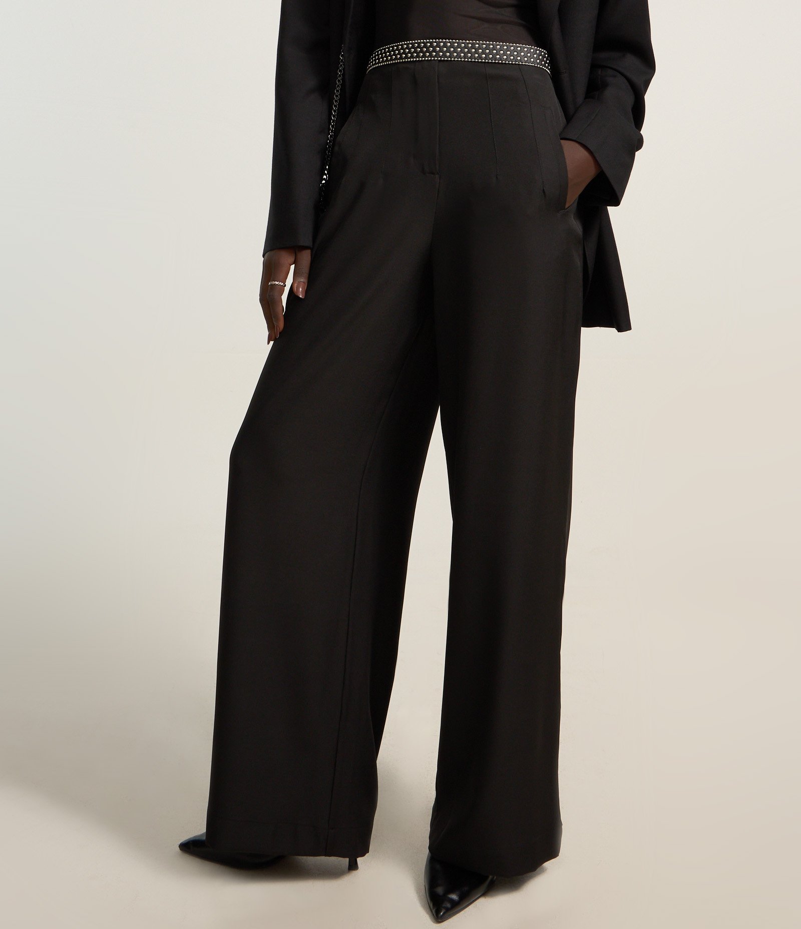 Calça Pantalona em Crepe com Recorte V Preto 3