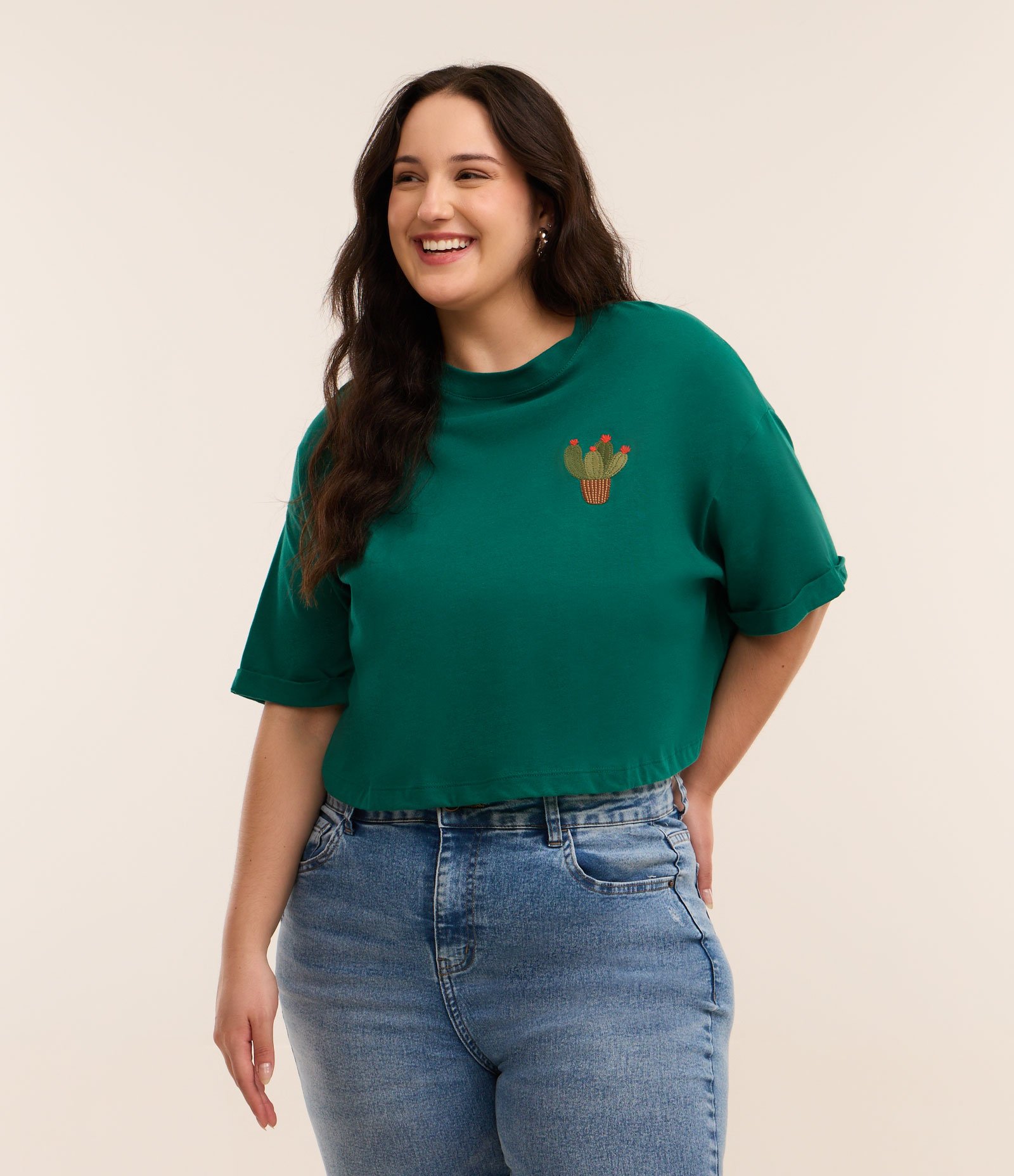 Blusa T-Shirt Cropped com Bordado de Cactus Curve & Plus Size Verde 1