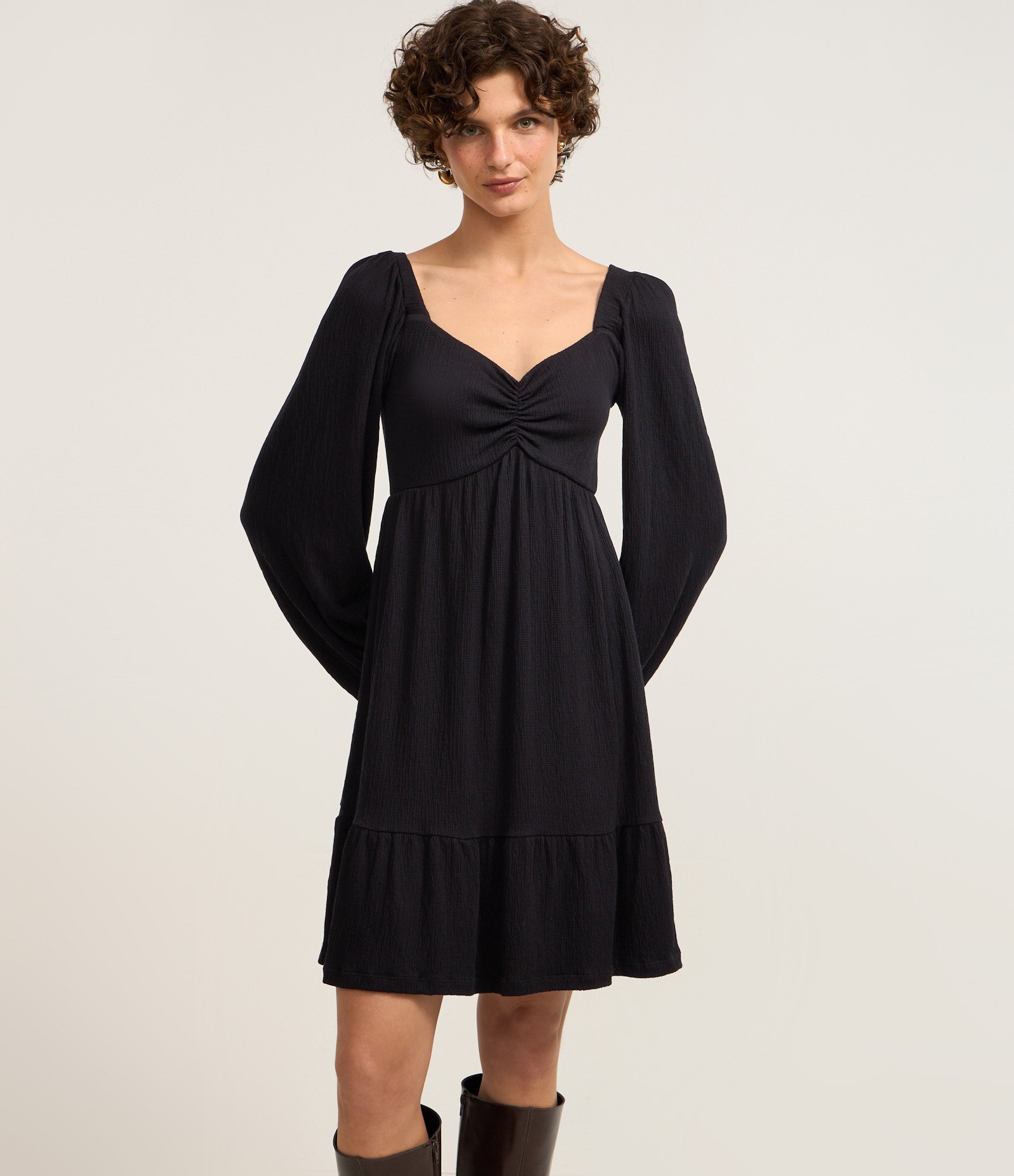 Vestido Curto Texturizado com Decote Coração Preto 1