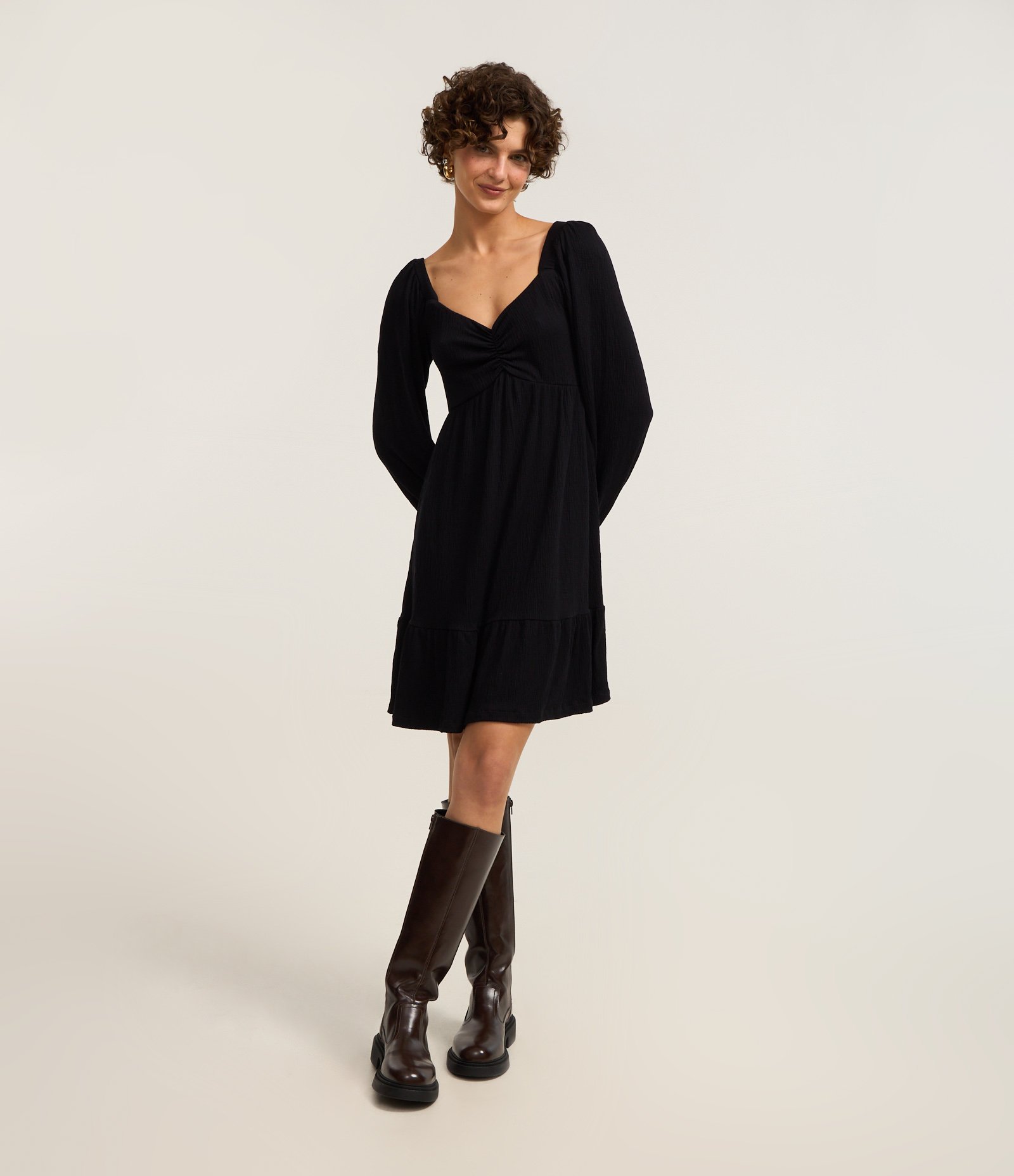 Vestido Curto Texturizado com Decote Coração Preto 2