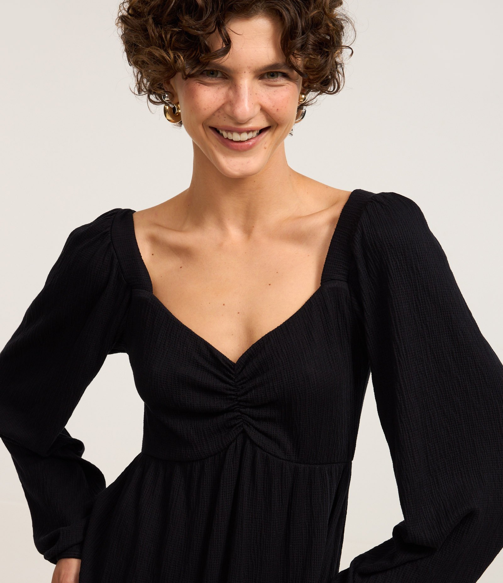 Vestido Curto Texturizado com Decote Coração Preto 3