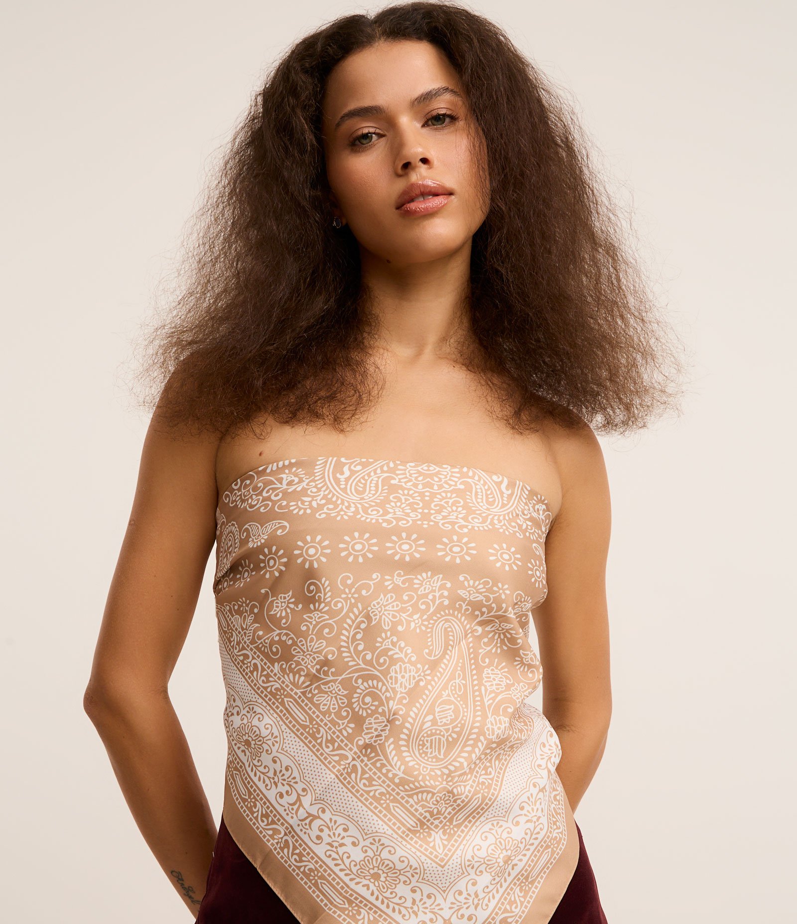 Lenço Quadrado em Cetim com Estampa Paisley Bege 5