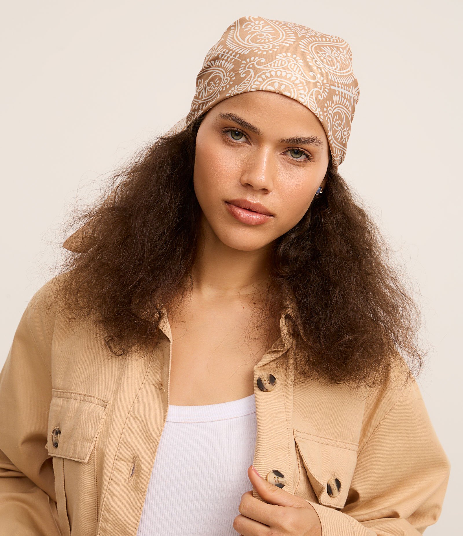 Lenço Quadrado em Cetim com Estampa Paisley Bege 1