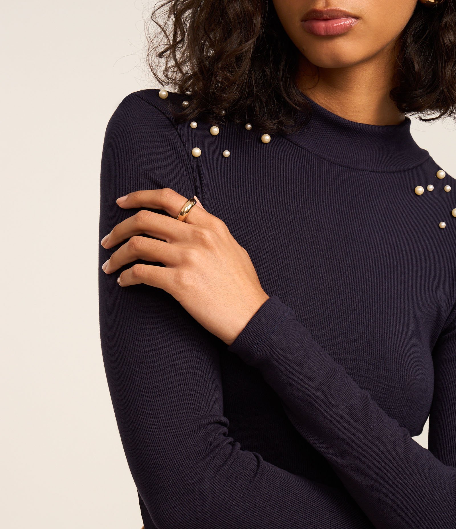 Blusa em Ribana com Golinha Alta e Pérolas nos Ombros Azul 3