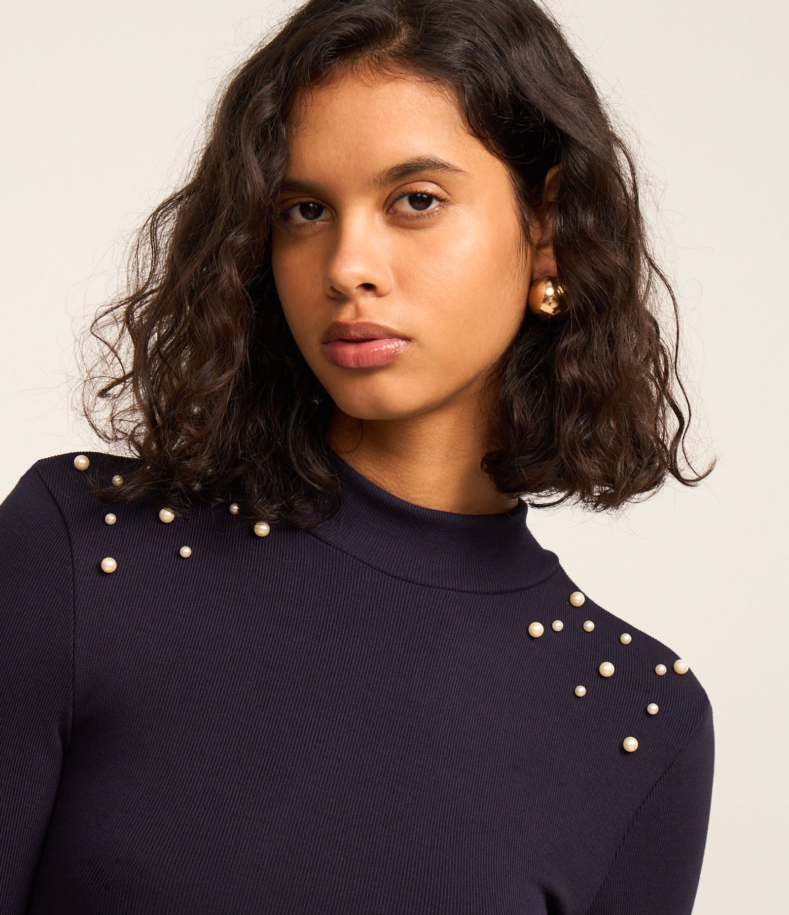 Blusa em Ribana com Golinha Alta e Pérolas nos Ombros Azul 4