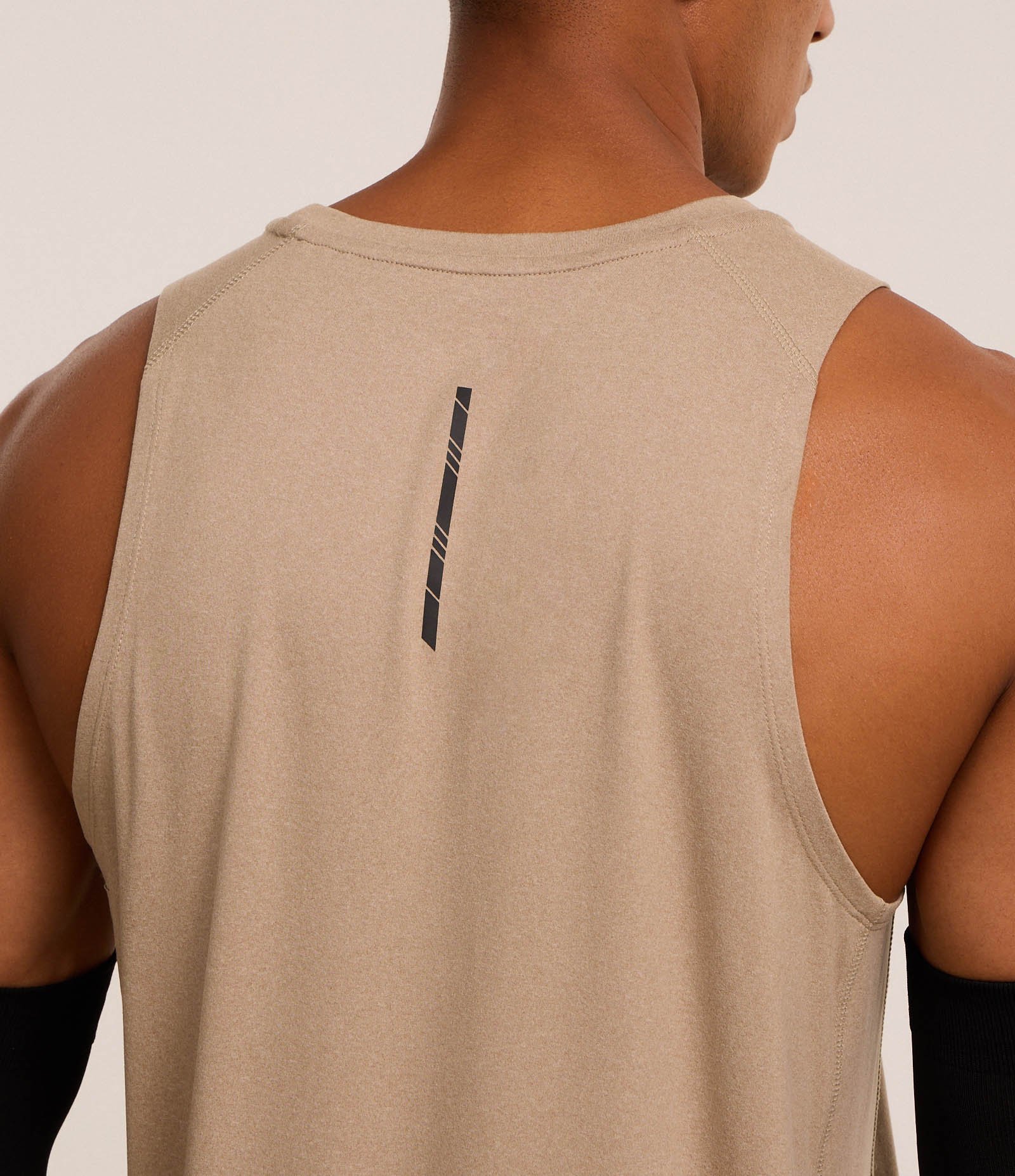 Regata Regular Esportiva com Etiqueta na Barra e Detalhe Contrastante Bege 4