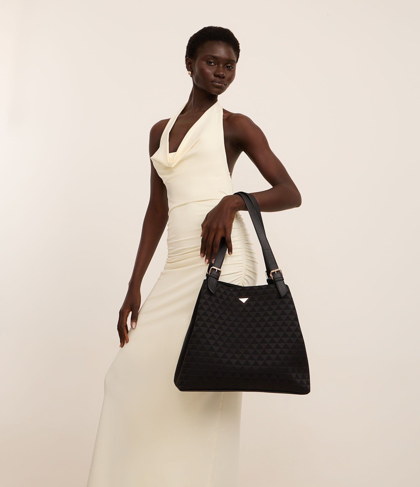 Bolsa Hobo Grande com Textura Embossed Jacquard e Triângulos Preto 7