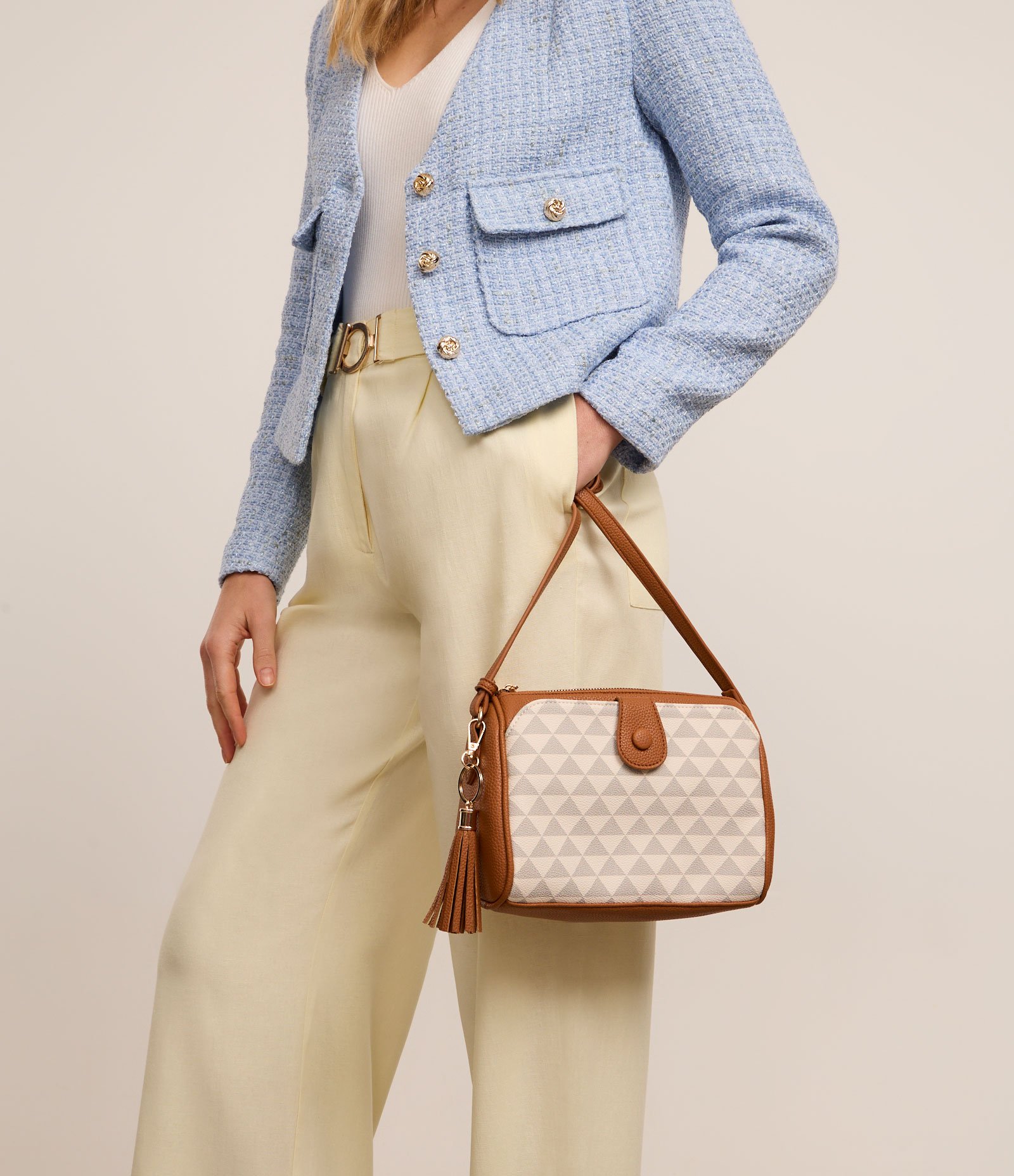 Bolsa Transversal Média Fechamento por Lapela e Chaveiro Off White/Marrom 9