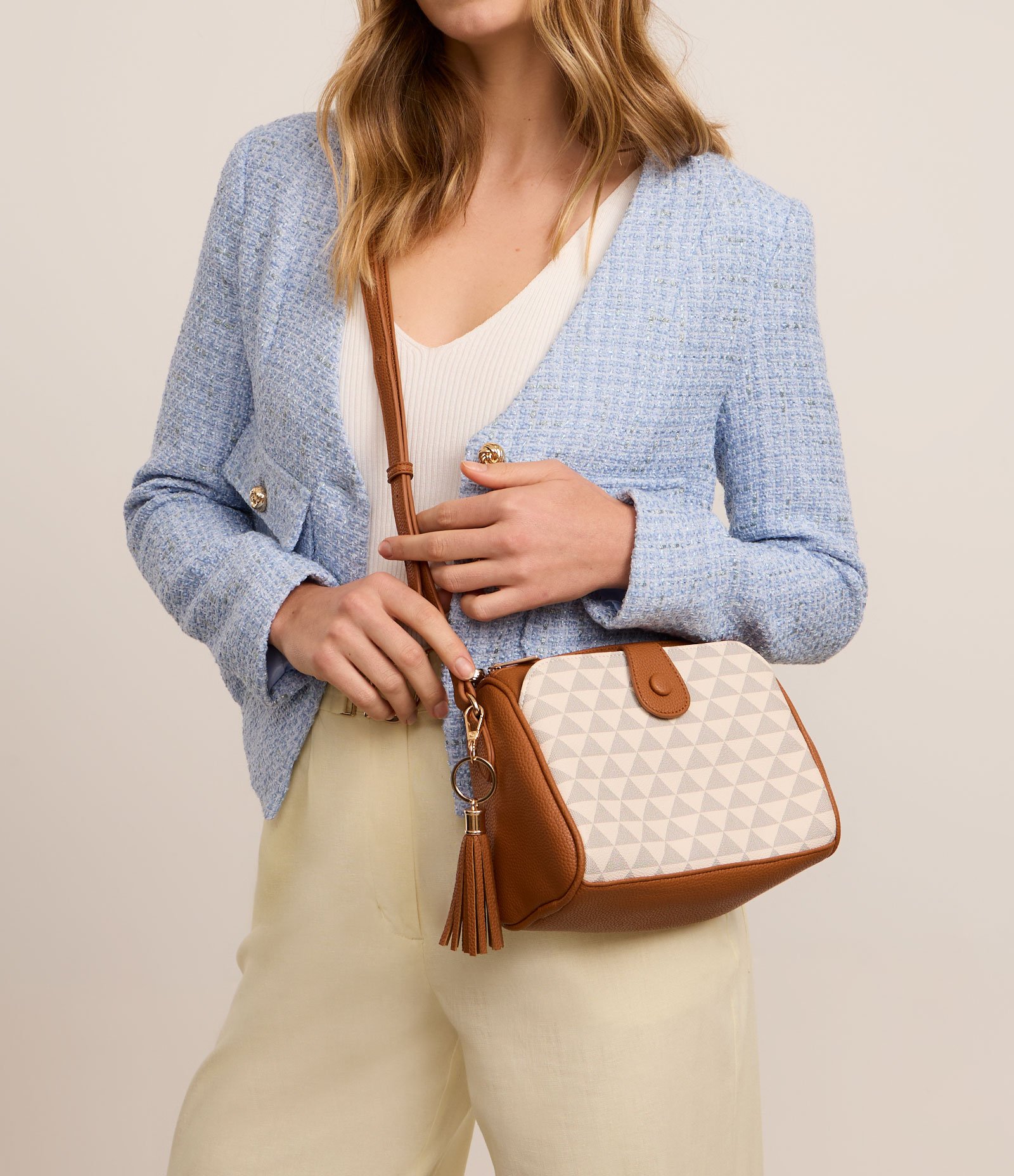 Bolsa Transversal Média Fechamento por Lapela e Chaveiro Off White/Marrom 1