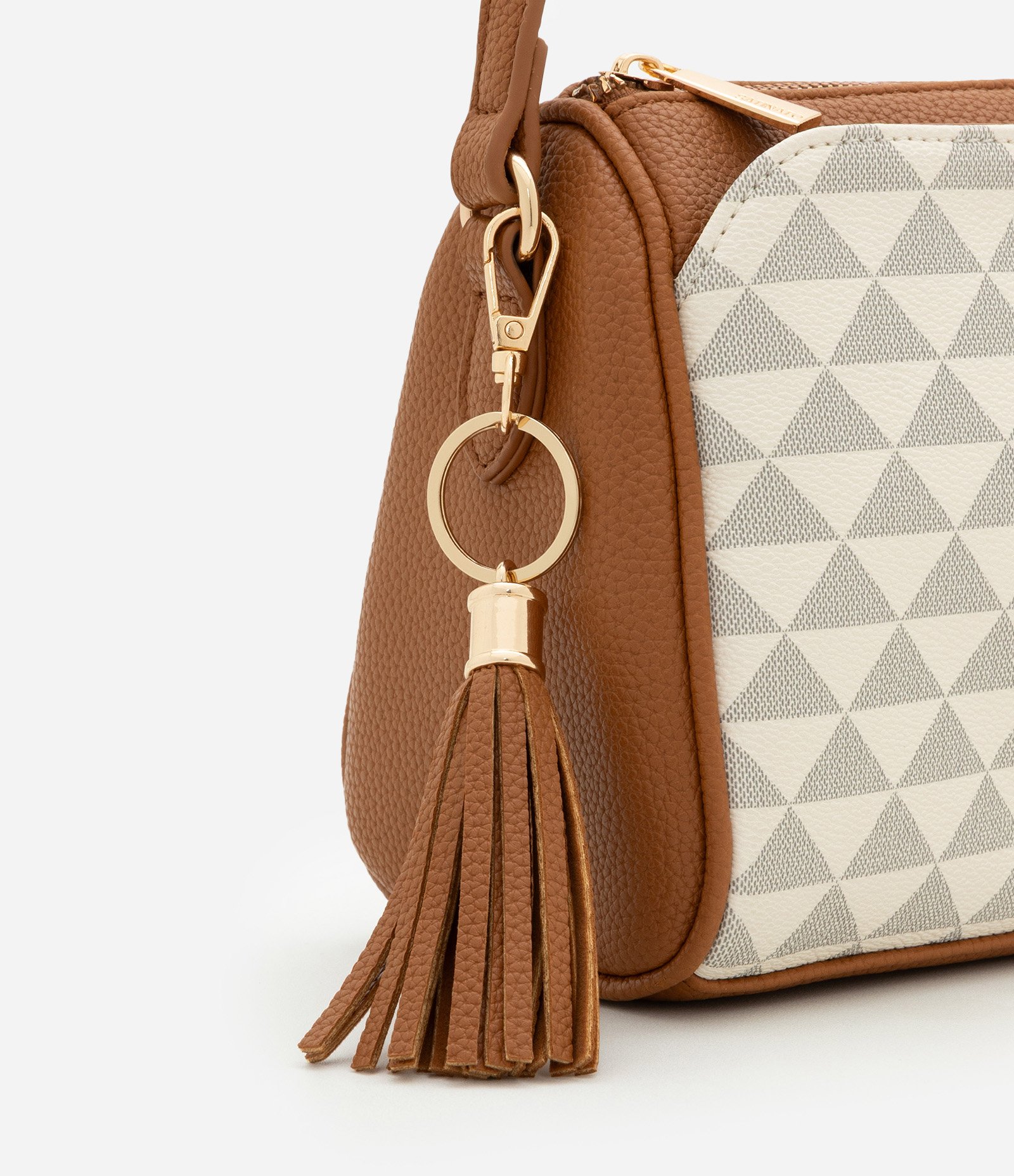 Bolsa Transversal Média Fechamento por Lapela e Chaveiro Off White/Marrom 3