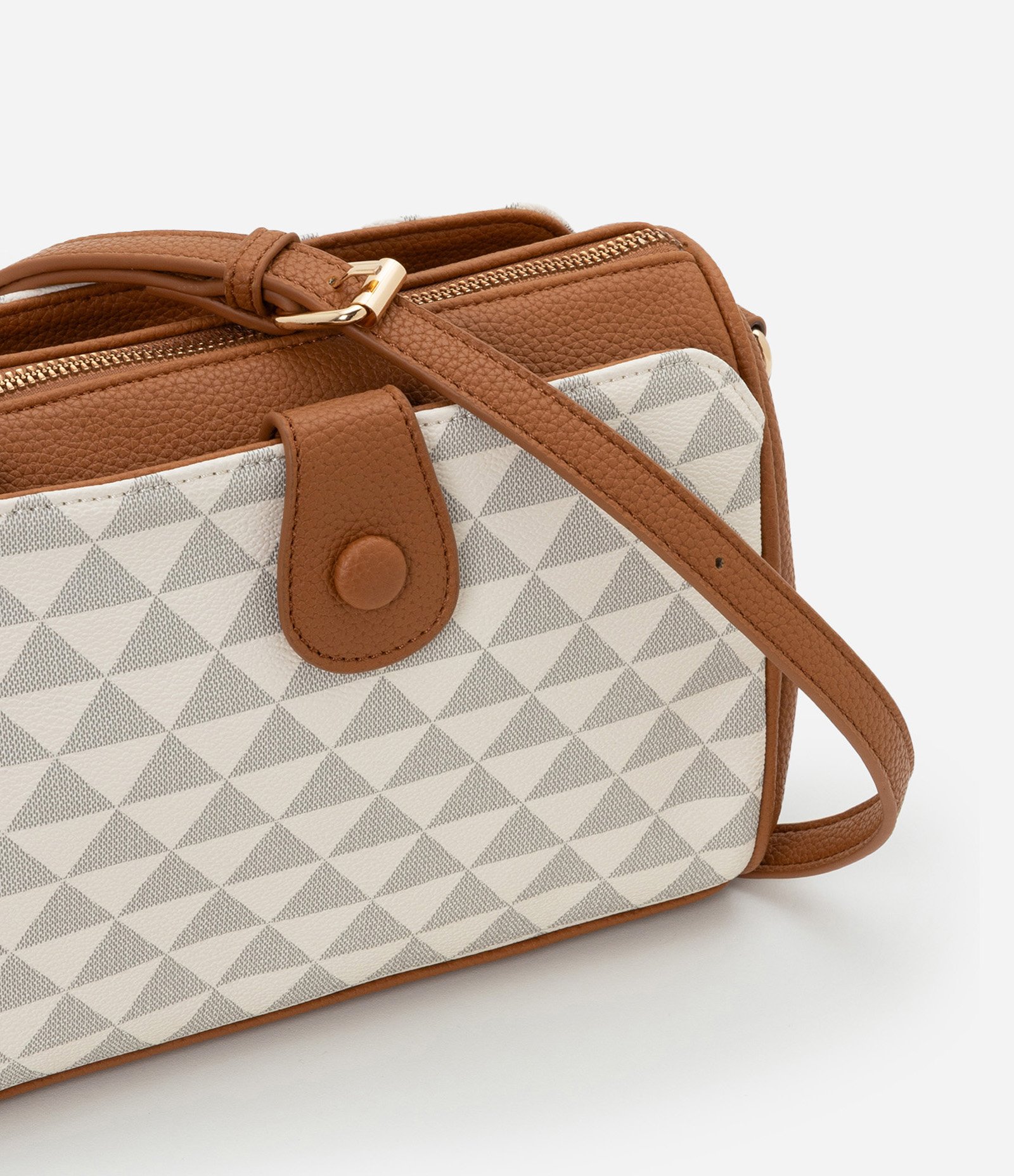 Bolsa Transversal Média Fechamento por Lapela e Chaveiro Off White/Marrom 6