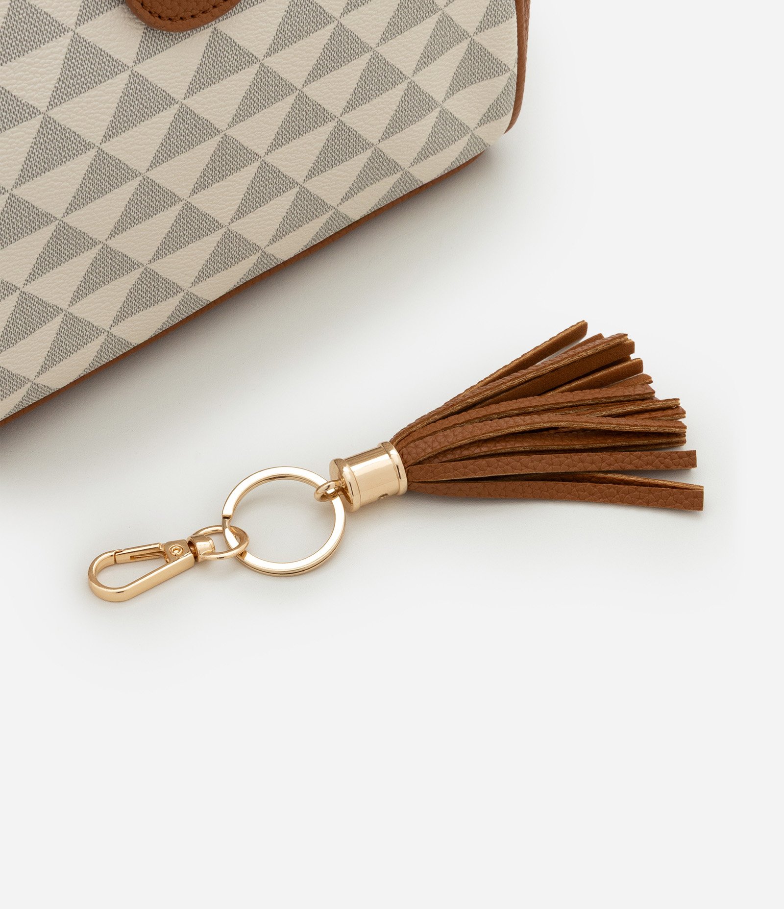 Bolsa Transversal Média Fechamento por Lapela e Chaveiro Off White/Marrom 7