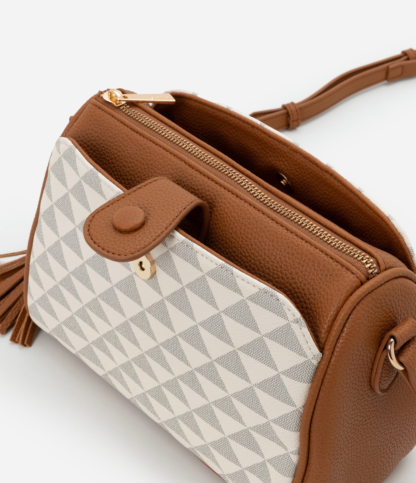 Bolsa Transversal Média Fechamento por Lapela e Chaveiro Off White/Marrom 8